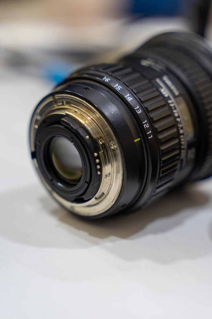 للبيع | عدسة Tokina AT-X PRO 11-16mm f/2.8
إذا كنت من عشاق تصوير المناظر الطبيعية، العمارة، النجوم، أو الفيديو، فهذه العدسة تُعد من أفضل عدسات الـ Ultra Wide بفضل فتحة العدسة الثابتة f/2.8 وجودة الصورة العالية.
✅ المواصفات:
• Tokina AT-X PRO 11-16mm f/2.8
• زاوية تصوير واسعة جدًا 11-16mm
• فتحة عدسة ثابتة f/2.8 على كامل المدى البؤري
• أوتوفوكس + مانيوال فوكس
• حدة ممتازة وألوان غنية
• مناسبة لتصوير الطبيعة، المعمار، الأماكن الضيقة، والسماء الليلية
• مخصصة لكاميرات Nikon
📌 حالة العدسة:
✔️ نظيفة جداً كما موضح في الصور.
✔️ زجاج العدسة الأمامي والخلفي خالٍ تماماً من الخدوش أو الفطريات أو الضباب.
✔️ الهيكل بحالة ممتازة.
✔️ تعمل بكفاءة 100% دون أي مشاكل.
📦 المرفقات:
• غطاء أمامي
• غطاء خلفي
• الهود (Lens Hood)
💰 السعر: على الخاص.***********
📩 للاستفسار أو الحجز يرجى التواصل عبر الرسائل الخاصة.
