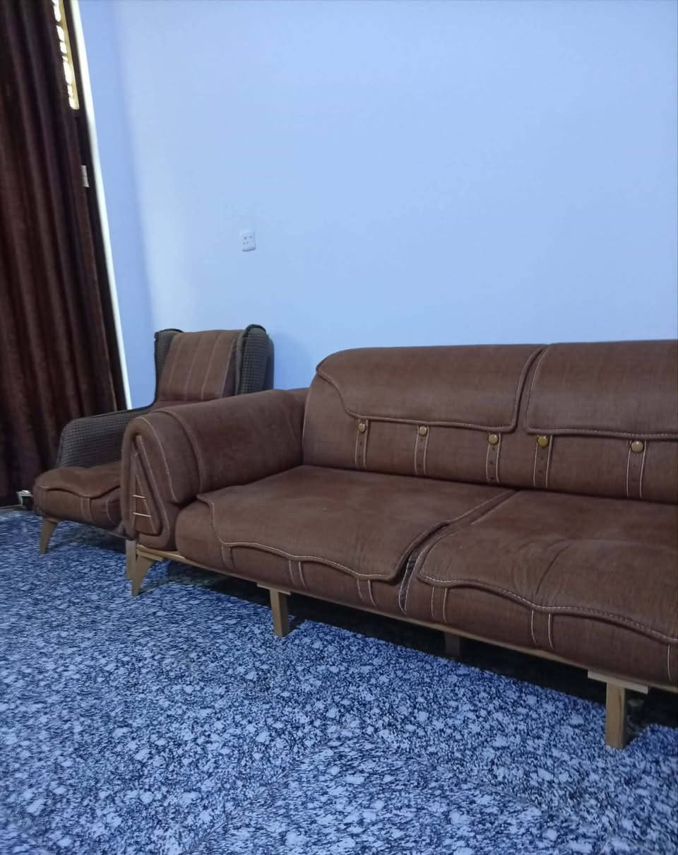 السلام عليكم للبيع تخم قنفات 10 مقاعد استخدام قليل جدآ نضيف  حطاطه مكلف بلنشر الاتصال بل الأرقام التاليه  *********** _ ***********  السعر  ٦٠٠ وبي مجال

