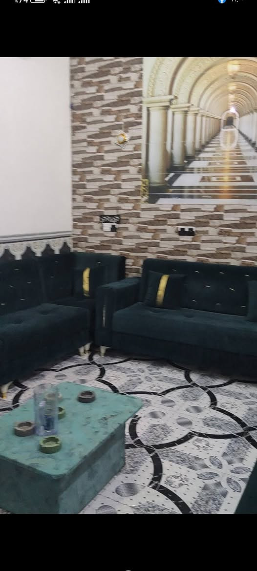 سلام عليكم بيت بحي زهرة يبتعد عن الشارع 25 متر/ المساحة 125يتكون من غرفتين وحده 5/3500 وثانيه 5/4 صاله 720/3 مطبخ 4/3 مطبخ حار 4/1500 الاستفسار على هذا الرقم ***********
