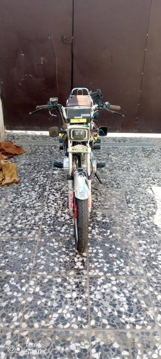 سلام عليكم سونك خمسه كير دراجه نضيفه واحلى من صور سلف هندر شلعه معدل كهربائيات اكله  شغاله دراجه نقص مابيه تجي شغل وتطلع مكاني زعفرانيه السعر350 وبيه مجال قليل رقم***********
