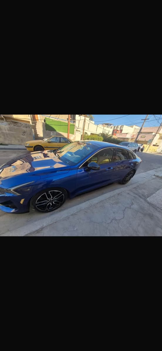 السلام عليكم
للبيع K5 موديل 2022 GT تيربو فول مواصفات
مواصفاتها 
مكينه 2500 تيربو

بك لايت LED

أشاير بالمري 

بانوراما 
ترحيب عند الاقتراب واناره باليدات
تشغيل عن بعد  بالبصمة
رادارات محيطيه امامي خلفي جانبي 
بريك تلقائي 
بيهىوضع الهدوء اثناء الاتصال 
شاشه كبيرة 
بيه سستم صوت مضخم وانارة داخليه مشدوده من امريكيا 
قياده ذاتيه 
توقف ذاتي 
بريك امامي ومانع تصادم تلقائي
بريك خلفي تلقائي في حاله الرجوع للخلف ووجود حركة مفاجئة
تحديد مسار  
مثبت سرعه
شاشة اعطال  
هندبريك بصمه 

٤ وضعيات قياده ( بيه وضعيه السبورت بلص تحول السيارة طياره بالانطلاقيه)

شحن لاسلكي 

اوتو هولد 

كرسي السائق كهربائي جلد 

تدفئة مقاعد إماميه 

سماعات + مضخم صوت  

داخل اسود جلد مختم GT  

وباقي المواصفات معروفه 

ماشيه 74 ألف كيلو

حادثه بالمازدة اليسرة  يعني طارف الجاملغ والبنيد و مبدلات 
الباب خلف السائق بيه بارد
الباب الي خلف السكن بيه شخط صغير و خفيف ومكحل وصورته بالمنشور واكو طخه خفيفه على كد ٤ اصابع خلف الباب مبينه بالصور 
السيارة كله ليبل واحد حتى الدعاميه الخلفية ،ماعدا القطعتين 
مكفوله من الشواصي واللغود 
كير مكينه كله بلادي  
صور الحادث بالمنشور
رقم السياره بغداد باسمي تحويل ثاني يوم 
ومكان السيارة بغداد
السعر 174 وبيه مجال 

للتواصل ***********
