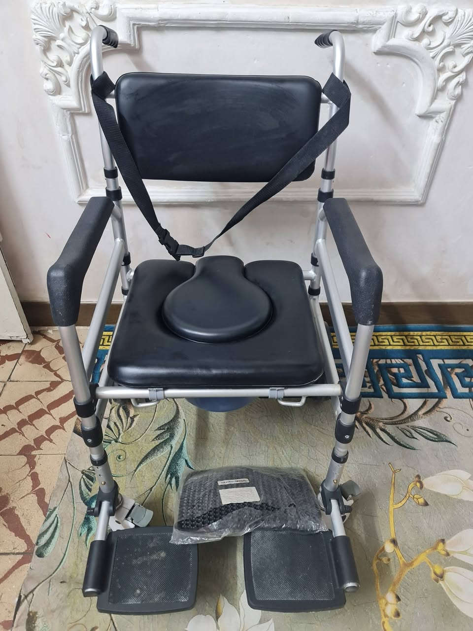 احتياجات خاصه 
عرض المقعد ٤٥ 
هيكل اللمنيوم 
١٢٠ الف 
***********
