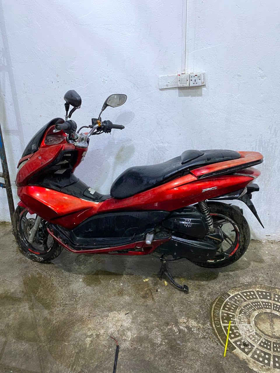 بيسي اكس (pcx ) جيل اول ياباني JF مكينه 125cc الدراجه كفرات بلاديه  تايرات جدد كهربائيات بس الاشاير ميشتغلن مفصولات يمكن لان دراجه متروكه بس دشبول شغال وعداد شغال مكينه ممفتوحه بلادية بس بيها صار تبخير قليل ولكلج الخلفي تعبان دراجه نكرة سلف تشتغل سعرها(٨٠٠) وبيها مجال بسيط *********** 
مو شراي لتتعبني بروح امك
