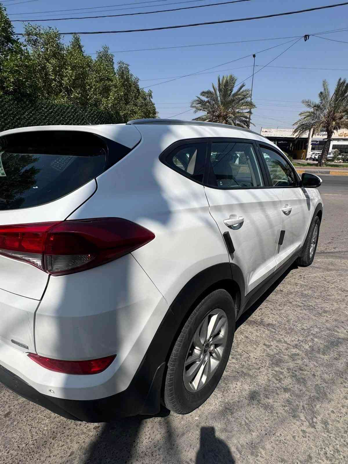 توسان خليجي  موديل ١٦ شكل ١٧ 
مكينه كير كفاله ع شركه لا مفتوح ولا شي 
سياره جاهزه ع لأخير بدون اي نقص 
ماشي ١١٧ فقط بيها صبغ با الهلال الخلفي اليمنه
 الباقي كله مكفول 
سعرها ١٥٠ 
***********
