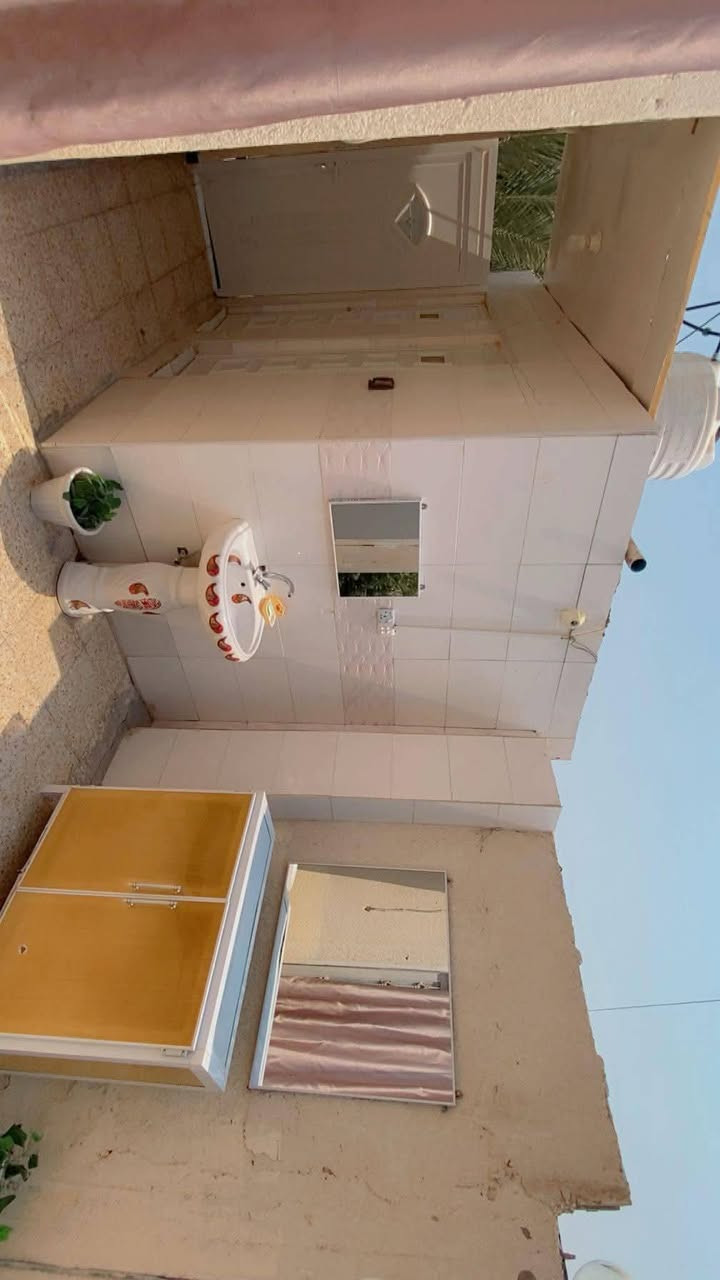 #السماوه صوب صغير دار للبيع
#شارع المسبح

المساحه 285 

البراني 9 في 4 

المطبخ 7 في 4 

الستقبال 8 في 4 

غرفه 5 في 4 

غرفه 4 في 4 

غرفه 6 في 3 

مجمع صحيات خارجيه 

مجمع صحيات داخلي 

طارمه على طول البيت العرض 

4 متار حته مشتمل يصير بيها

كراج سياره 5 امتار في 6 

حديقه 4 امتار 

الواجهيه 13 متره 

منور ع طول البيت 

بناء طابوك والسقف صب كونكريت 

يبعد ع شارع العام العام 3 بيوت

السعر 90

للإستفسار اتصال ع رقم تالي او مراسلتنا على صفحه 

***********
