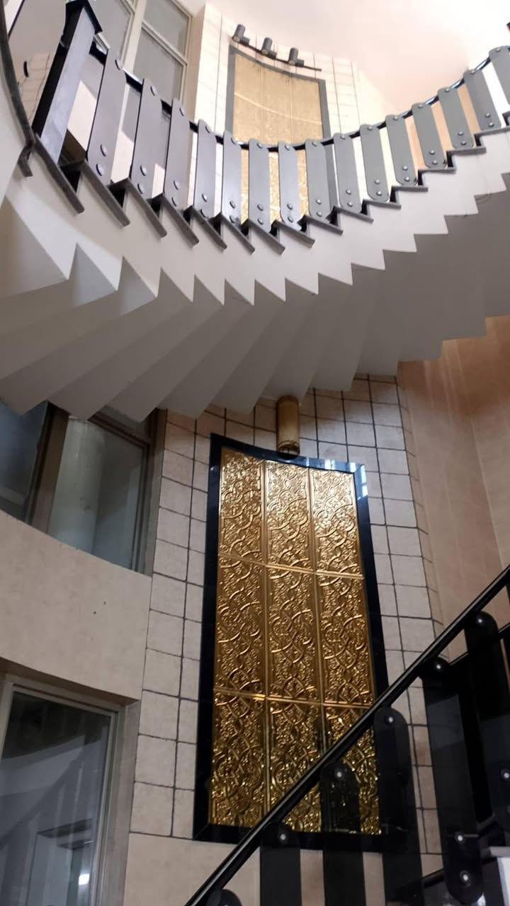 السلام عليكم ورحمة الله وبركاتة بيت للبيع بالعبيدي قرب جامع العبيدي اول فرع على اليسار، ثاني فرع على اليمين ركن اسواق،(( بيت طابقين ونص  فول٢٠٢٤  ٥غرف سويت مشتمل منضمن البيت خارجي مفصول عن البيت كل البيت سيراميك مع مرمر الواجه مرمر شلال السعر  (البيت156 متر ) بيت بناء حديث (سعر البيت  ٣٠٥ وبيه مجال) 
رقم صاحب البيت ***********

