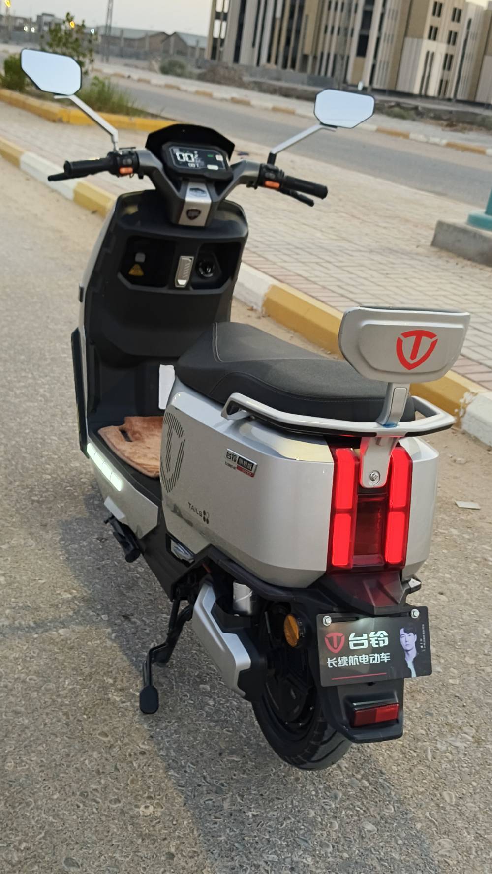 شحن كهربائية • شاشة ديجيتال • صندوق خلفي