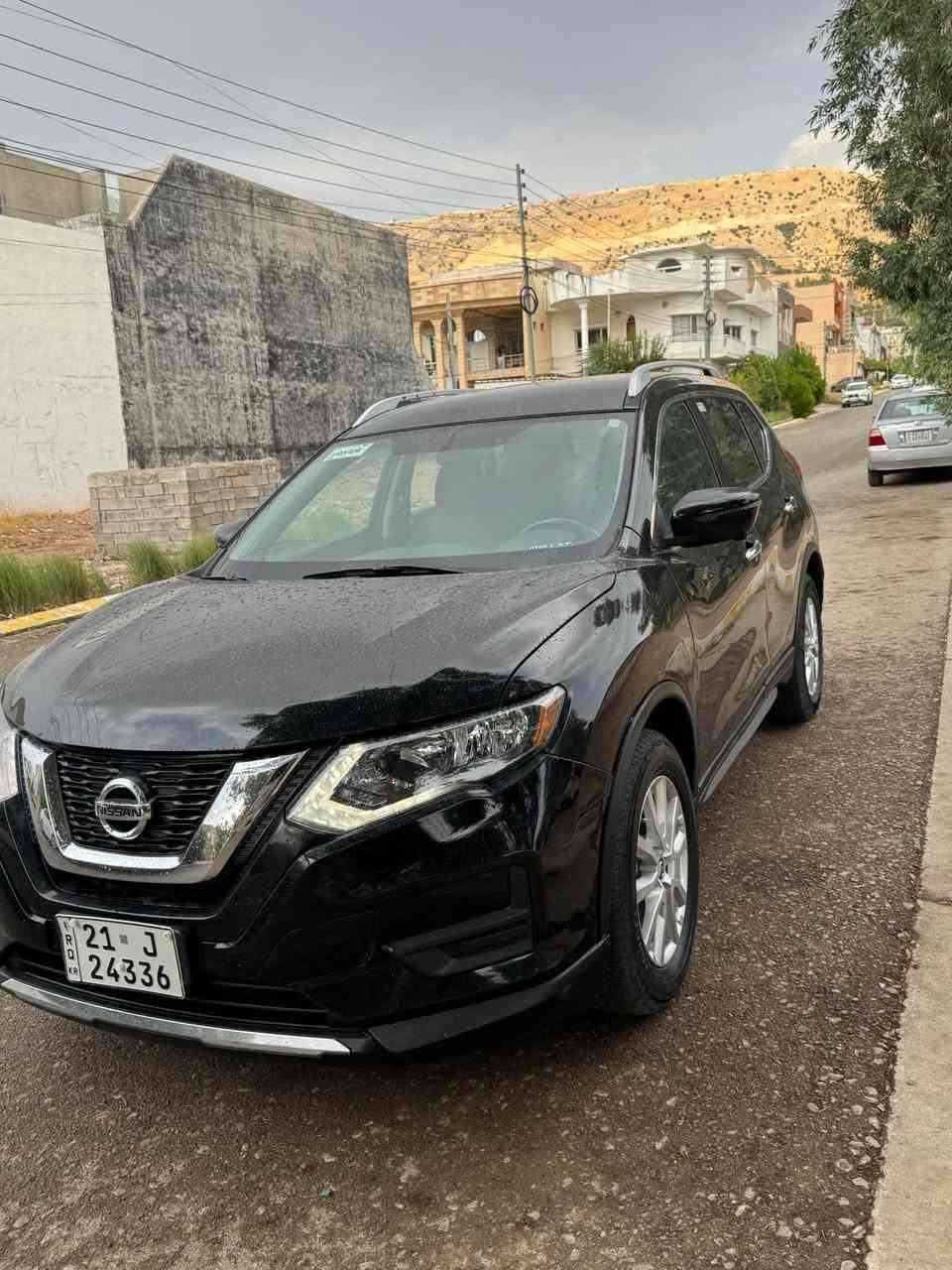 نیسان رۆگ ٢٠١٧
فول مواسه‌فات بێ پانۆراما
پارچه‌و دوو په‌ڵه‌ بۆیاخه‌ بێ ناو بێ ئێرباگ
گێر و مه‌كینه‌ به‌شه‌رت نه‌كرایته‌وه‌
سه‌نه‌وی به‌سه‌رچووه‌ به‌ناوی خۆمانه‌
كۆیه‌ *********** كويسينجاك, أربيل

نص مكتوب في الصور:
- 15 كانوونی دووەم
- ١٢:٥٥ د.ن
