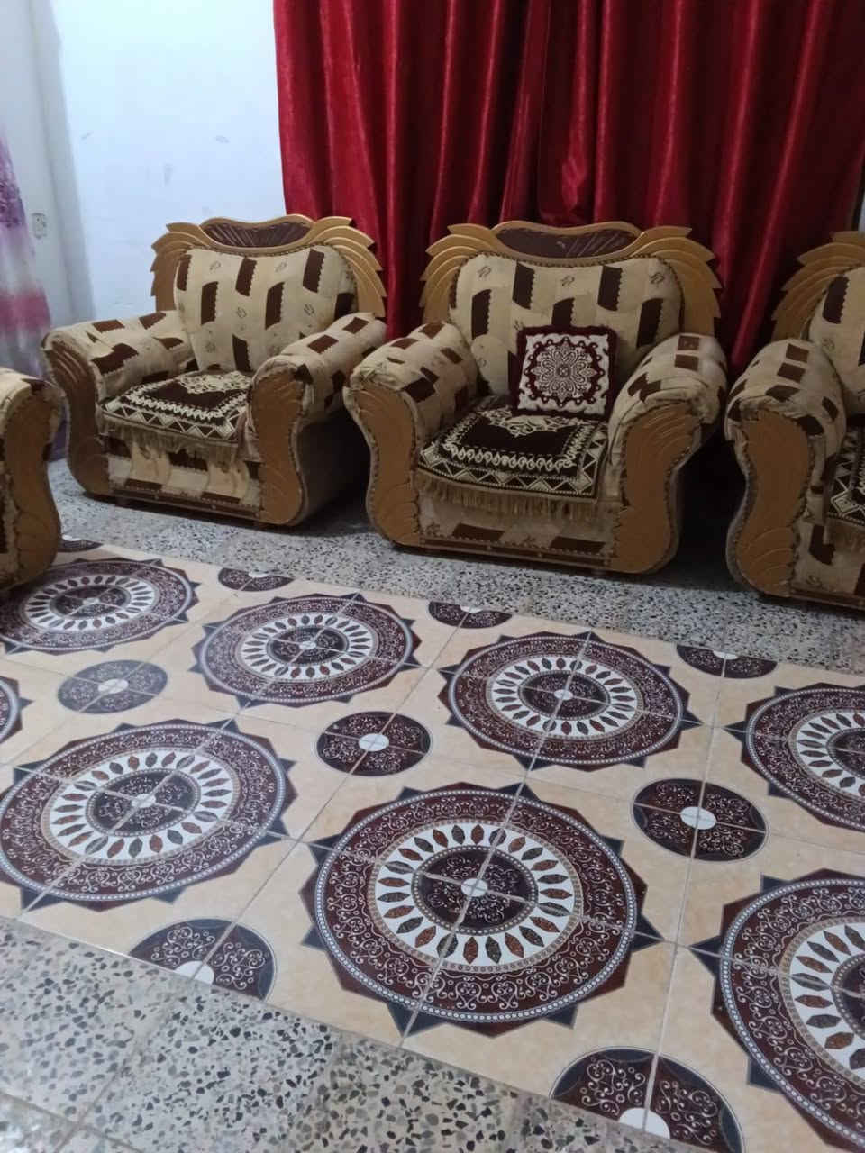 السلام عليكم
🏡 بيت للبيع – شارع الكص / شارع المؤمنين
📍 العنوان: شارع الكص – شارع المؤمنين
📐 المساحة: 167 متر مربع
🏠 طابقان
🧱 بناء كونكريت قديم
🚪 مدخلان: باب على الشارع وباب على الدربونة، مما يمنح العقار ميزة إضافية وسهولة في الاستخدام.

🔹 تفاصيل الطابق الأول:

طارمة

صالة

استقبال

هول

مطبخ

غرفة نوم واحدة

مجمع صحيات

مناور يحيط بالبيت

🔹 تفاصيل الطابق الثاني:

صالة

غرفتا نوم

سطحان

✅ موقع جيد وقريب من الخدمات، مناسب للسكن أو الاستثمار.

📞 للاستفسار والمعاينة: ***********
