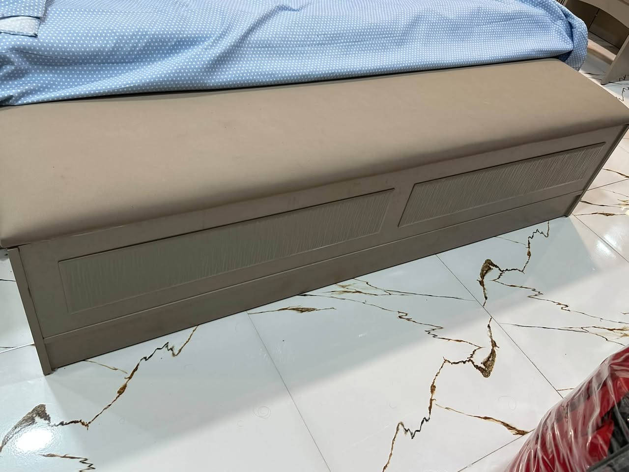 غرفة  10 قطع مستعمله فتره قصيره ماخذتها بمليونين و200 ومستعجله ع بيعها ورايدتها بمليون 400 هيه والدوشك وبيها مجال بسيط وبيها اضرار بسيطه كولش وممبينه 
الاتصال ع الرقم 
***********

