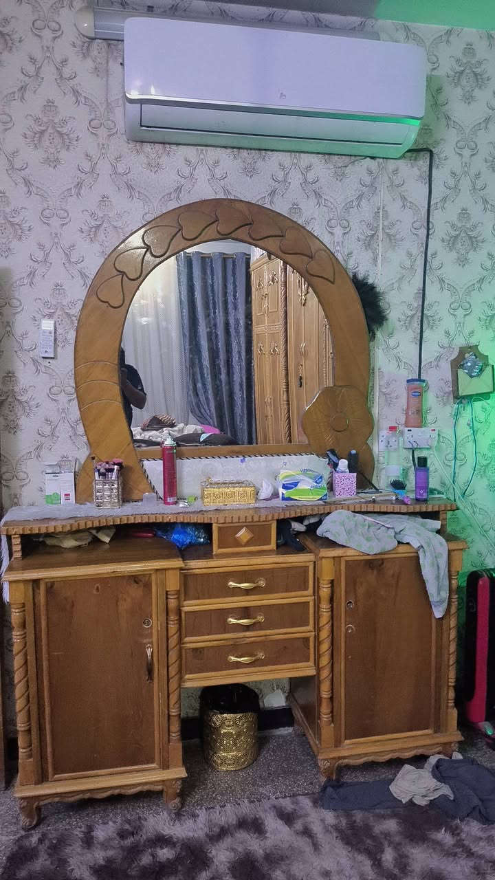 غرفه نوم للبيع كلش نضيفه مثل ماموضحة بالصورة شغل دنك لوي بيهة شغلات بصيطه قفاله ويدات بسبب الاولاد للستفسار *********** مكاني بغداد الزعفرانيه وبالعافيا عالياخذهة

