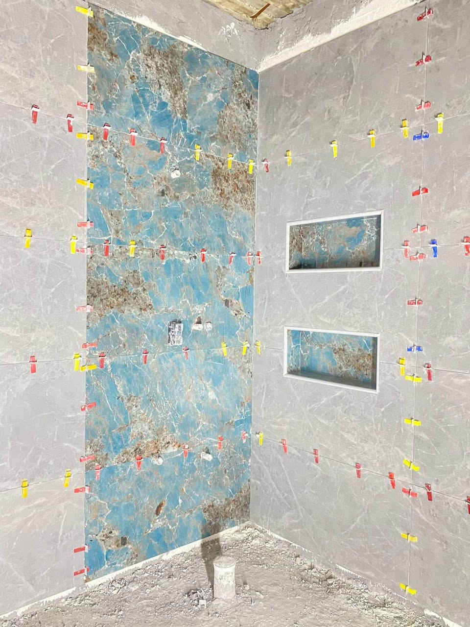 السلام عليكم خلفه سيراميك الهواشه البعيثه متفرغ حالياً لتغليف البورسلين والكاشي والكرانيت وكلشي يخص السيراميك وعمل رفوف حمامات عمل ليزر وصلايب باجمل صوره *********** واتساب
