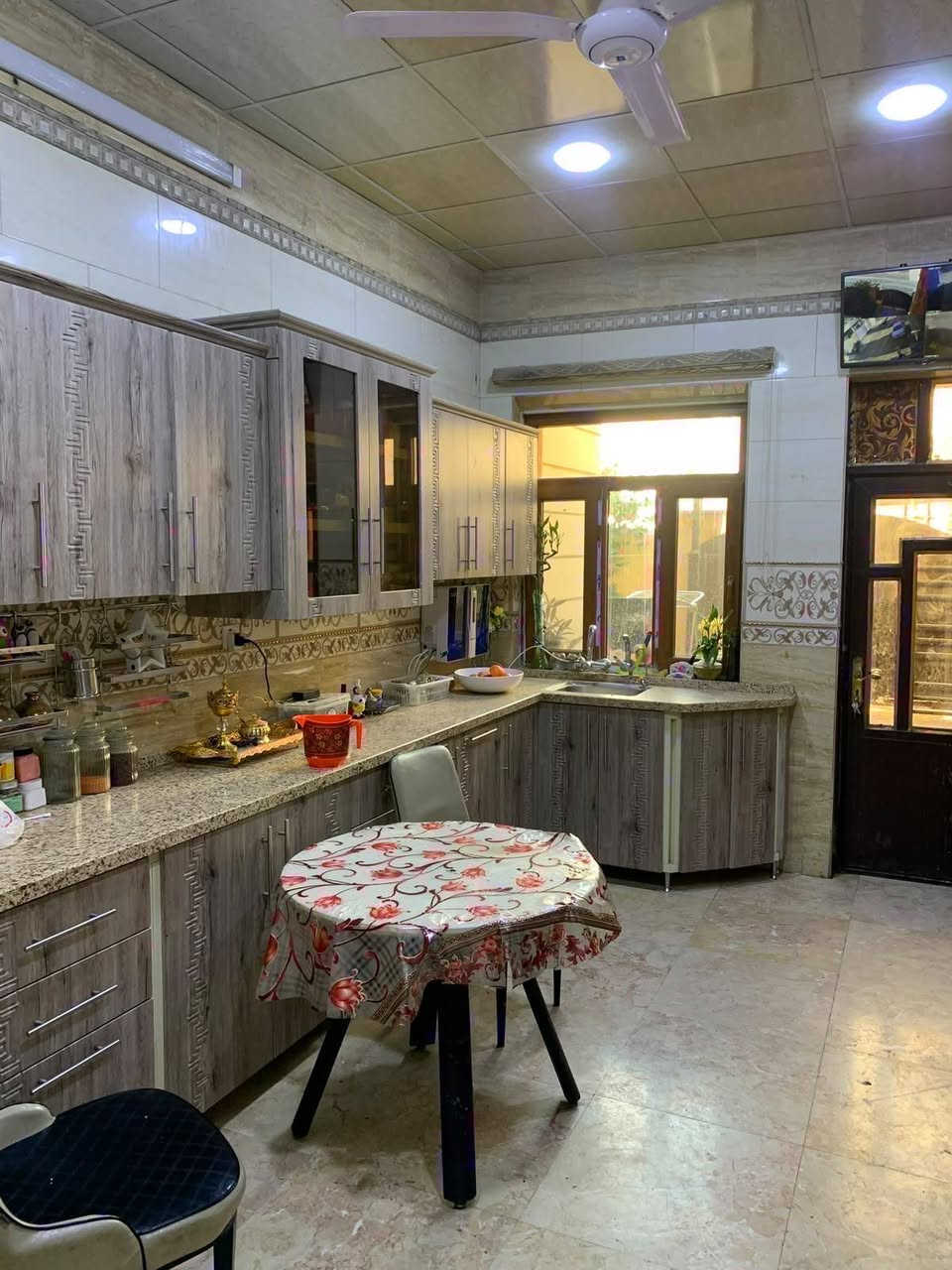 يوجد بيت للبيع مساحه 150 متر واجهه 7 ونص ونزال 20 بالهياكل العمداء موقع جيد جدا نافذ على شارع 60 وعلى شارع 20 
تفاصيل البيت
الطابق الارضي صاله ومطبخ وحولي وغرفة نوم وصحيات معزولة ومنور كبير
الطابق الثاني غرفتين نوم كبيره وصحيات معزولة وحولي وسطح يصلح يكون غرفه اذا تريد تسويها 
الارضيه مرمر واجهه حجر ومرمر  البيت بحاله جيده جدا كامل مابي اي نقص 
بيت فارغ واستلام مباشره 
السعر 360 مليون بي مجال
للاستفسار اكثر الاتصال على الارقام التاليه 
***********
***********
***********
او مراجعة مكتب اللجين للعقار الكائن في الغزاليه الهياكل العقداء شارع 60  مجاور اسواق الباشا
