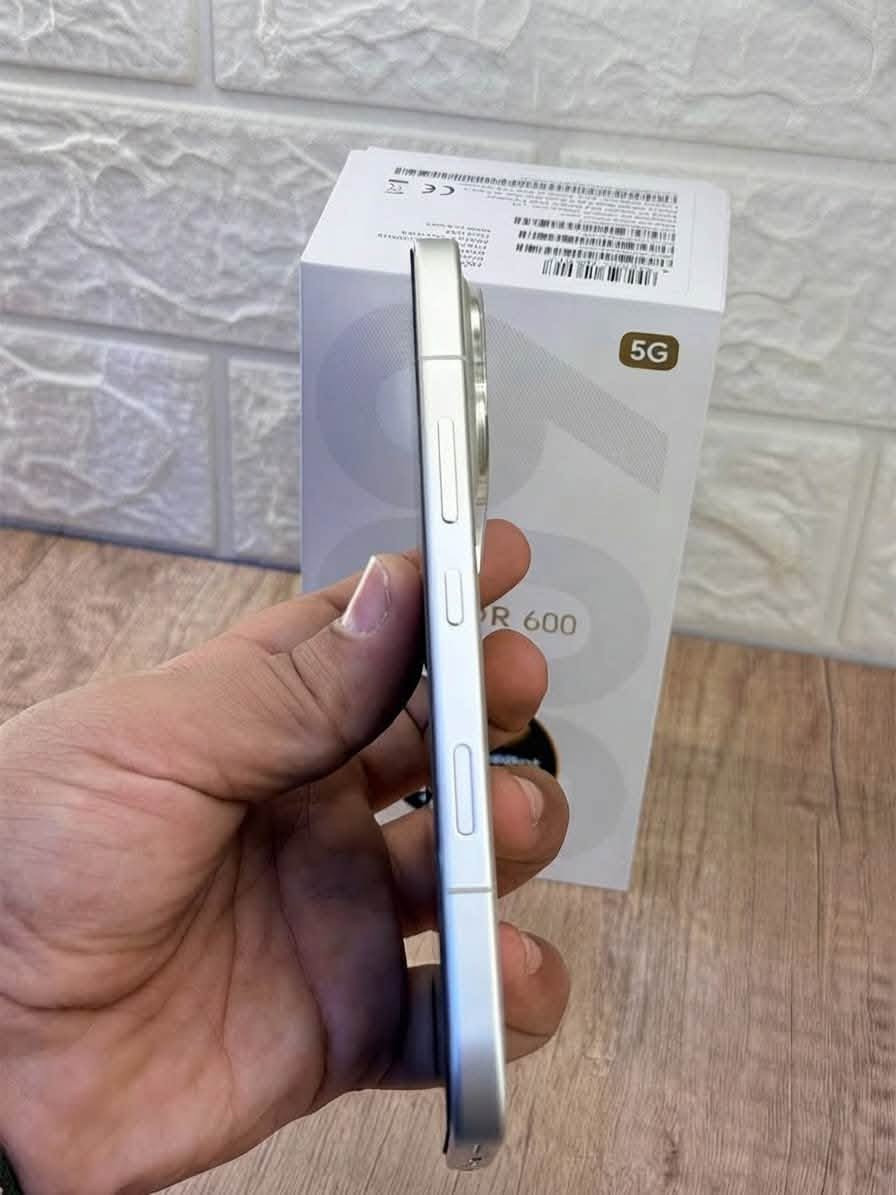 هونر 600
الجهاز مكفول من كلشي حتة الشخط  
مستعمل 10 أيام فقط 
ذاكرة 256 رام 8 
شاشة 6.57       120Hz  
بطارية ضخمة بسعة 7000 ملي أمبير  يدعم شحن سريع 
كرتونة موجودة 
كل ملحقاتة الجهاز موجودة 
90 فريم بوبجي مبايل 
لون الأبيض 
مكاني بغداد دورة مهدية الثانية 
استفسار واتساب *********** 
السعر 550 بي مجال حك الجية
