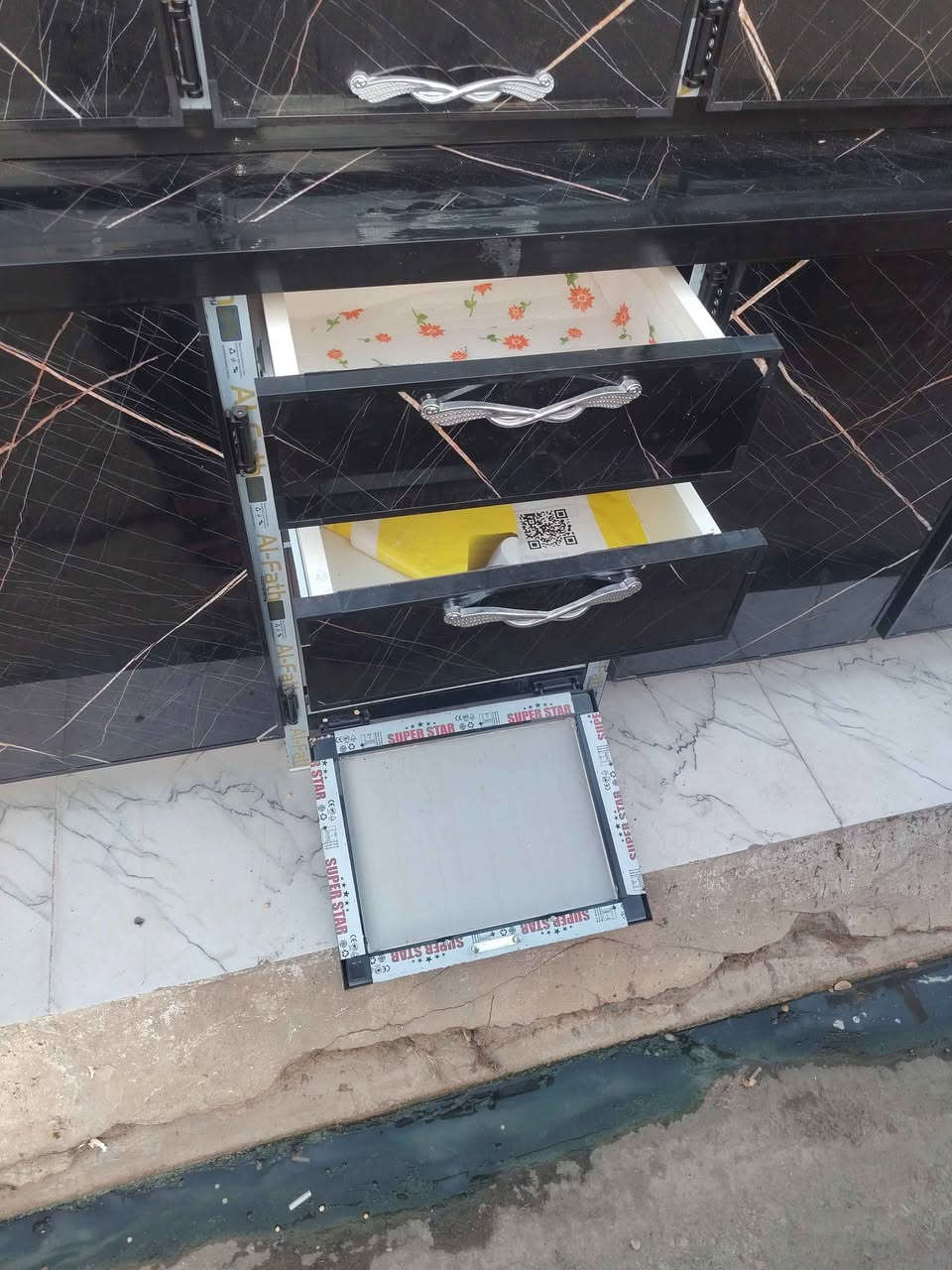 كاونتر لوك استخدام شهر بالشرط اي كسر اي عيب مابي شغل المينوم عراقي طول كاونتر مترين ونص والسنك متر و 30 للبيع السعر 365 بي مجال بسيط 
عنوان /سايدين دوميز الجمعية قرب اق صو مول مقابل الملعب الترابي *********** كركوك, العراق
