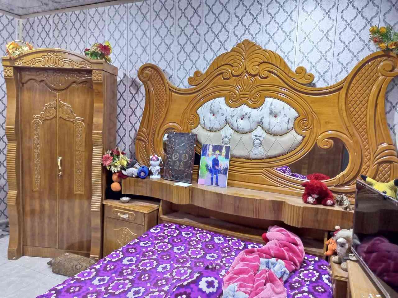 سلام عليكم غرفه اخشاب صاج للبيع جديده صار 4اشهر من ماخذها السعر مليون وربع وبيها شوية مجال مكاني بصره القبله ***********    *********** الي تفيده يتصل
