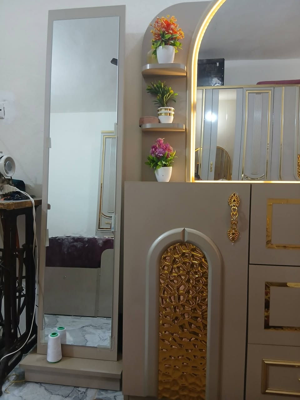 غرفه خشاب للبيع 
السعر ... مليونيين 
رقم الهاتف ...***********
