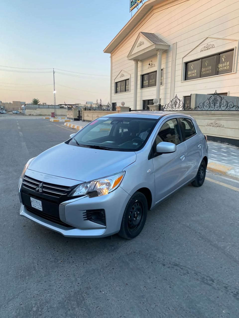 السلام  عليكم Mitsubishi Mirage 2024 

لون سلفر جديده السياره 
محرك 1.2/ 3 سلندر 
استهلاكها ممتاز جدا 5راكب 
شاشه وسطيه 
تحكم بالستيرن 
مثبت سرعه 
مانع انزلاق ABS
كامره خلفيه 
نضام التخفيف من الانصدام الامامي 
نظام التحكم الالكتروني بلثبات ( ESC)
وسائد هوائيه ونظام تحذير ضغط الاطارات المنخفض 
تبريد ثلج ماشيه 27ميل 
#السعر 103ورقه وبيها مجال 
مكان السياره بغداد 
للاستفسار 
***********
