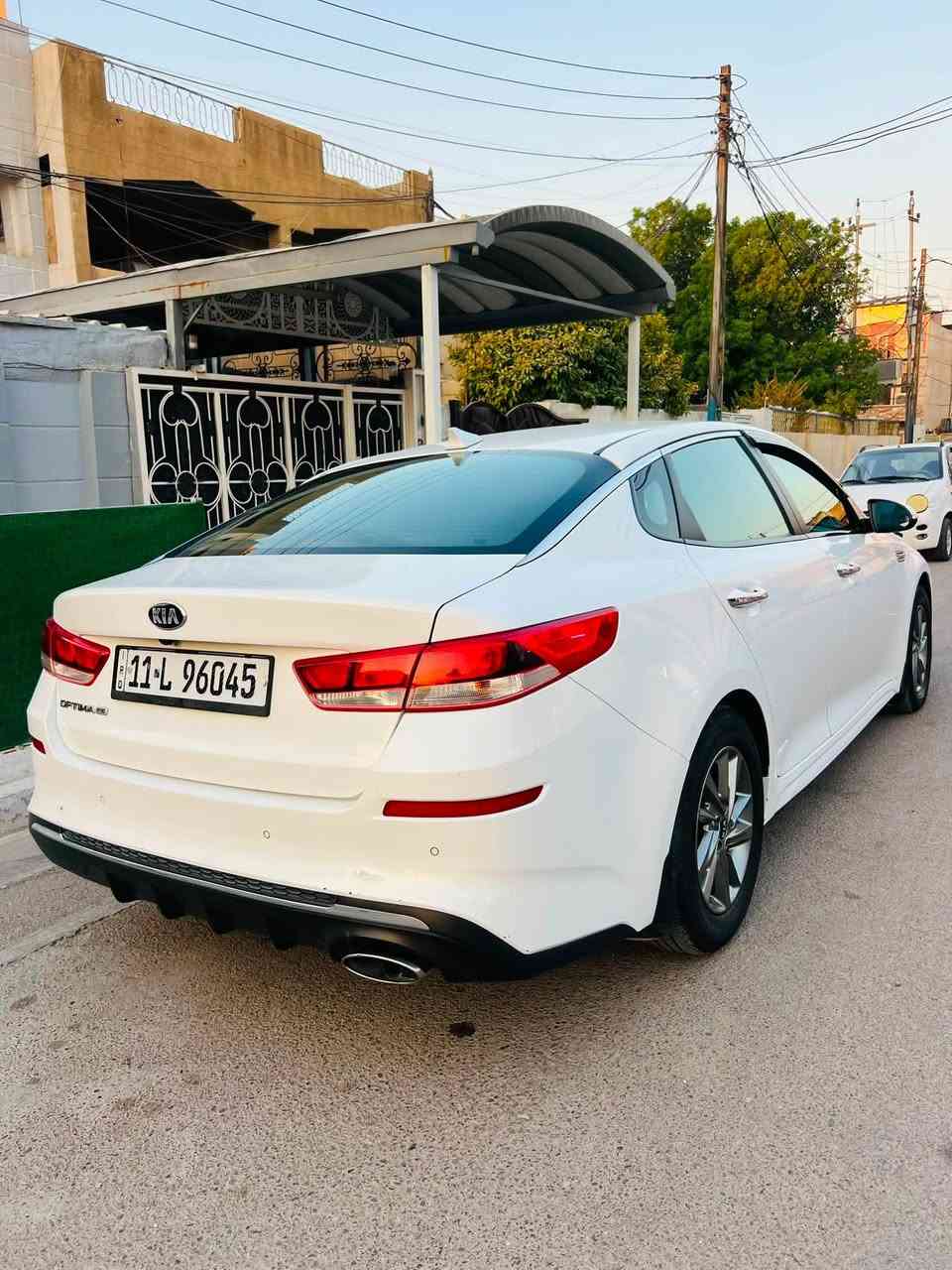 كيا اوبتما ٢٠١٩ وارد امريكي
محرك ٢٤٠٠ GDi مكفول من الفتح 
كير مكفول من الفتح
ماشية ١٠٢
رقم بغداد انكليزي وبأسمي 
المواصفات 
حساسات خلفية 
كامرا خلفية دوارة
لد امامي 
رادار جانبي 
تحديد مسار 
بريك ذاتي عند اقتراب من سيارة
مانع انزلاق 
تحكم ستيرن جهتين 
صندوق بصمه
شاشة كبيرة 
ثلاث انظمة للقيادة 
بلوتوث +usb+ Aux
تبريد ثلج 
كشنات مغلفه جلد
كاعيات مغلفه جلد
تايرات جدد قبل شهرين شادهن 
صدر جديد 
باتري جديد قبل يومين
هزة جديدة
السيارة بدون اي نقص ونظيفه جداً 

حادثهة باب الخلف السائق وشوية من الامامي وصبغ الجاملغ ملاون 
والباقي كل السيارة كفالة 

صور السونار وصور الحادث بالمنشور 
السعر ١٢٧ وبيها مجال
العنوان بغداد الدورة
للاتصال ***********

