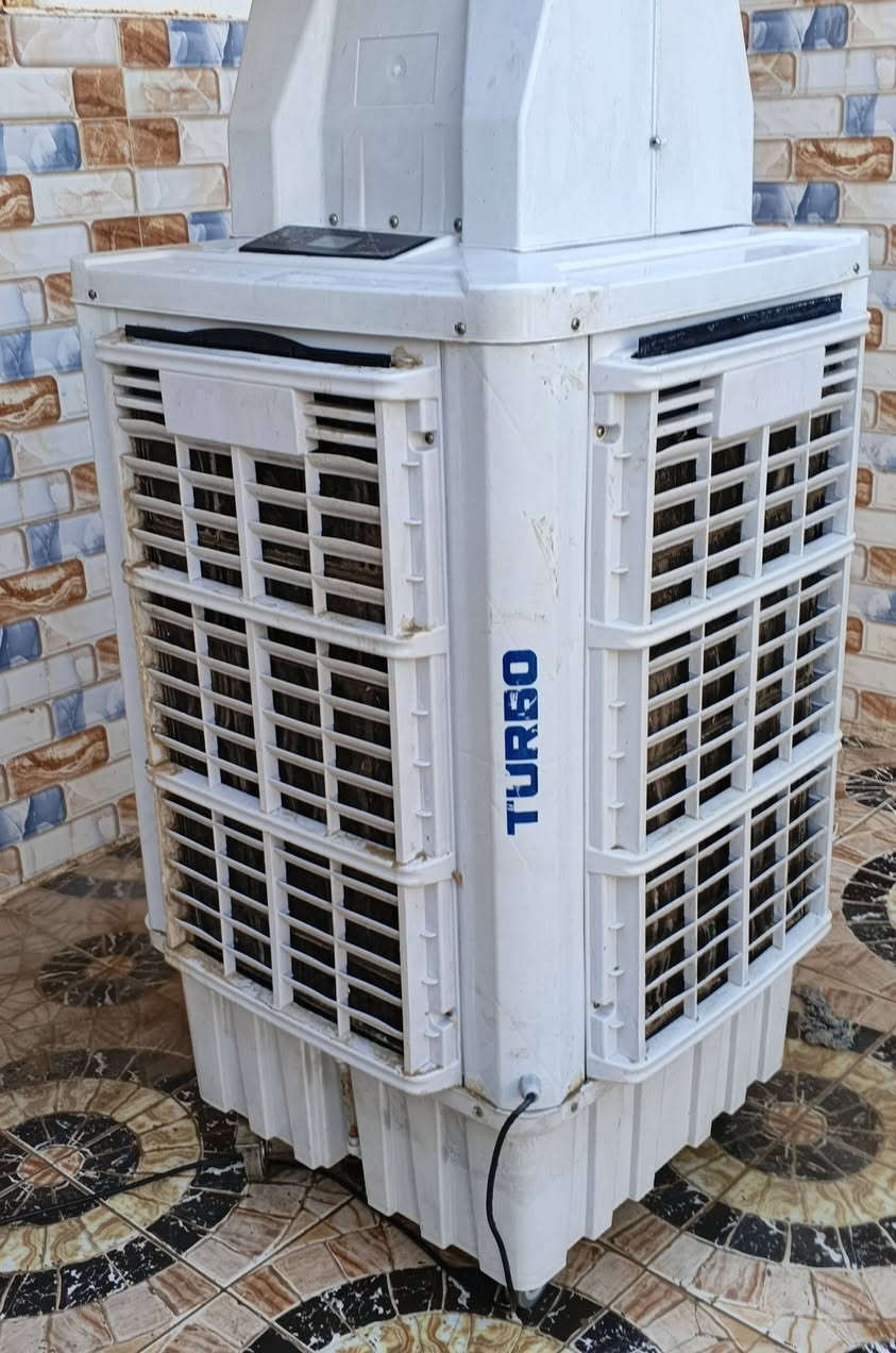 مبرده حجم كبير الارتفاع 180 س
دگم لمس 3 سرعه شرط ثلج ودفع هواء كلش قوي يعني بالغرفه تستخدم سرعه وحده جديده مشتغله شهرين بس اخذتها 400 
واريدها 250 النوعيه تيربو جديد كلش نظافتها 100 % 
‏‪***********‬‏

