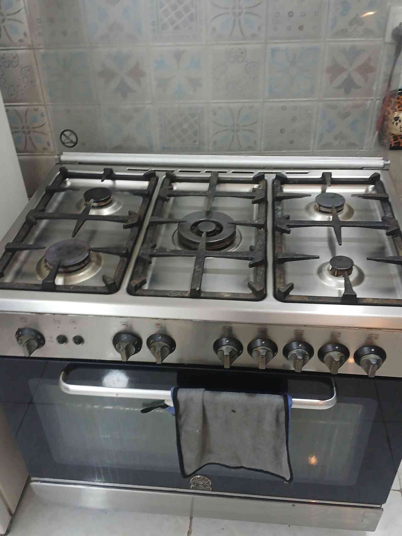 طباخ ٥ عيون • ثلاجة دنماركية • استعمال نظيف