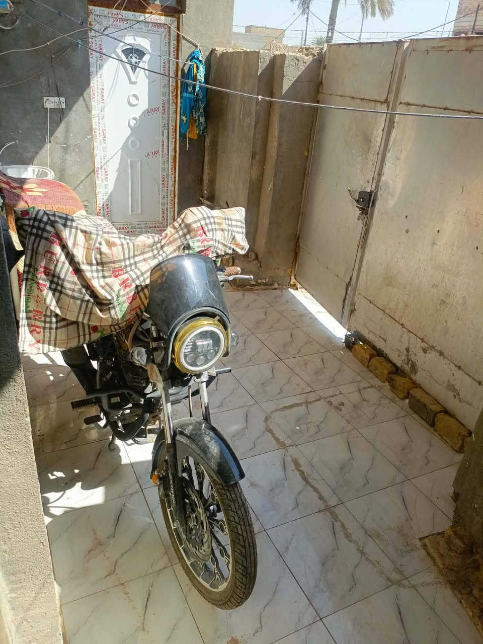 السلام عليكم  البيت طابو زراعي سند 25 مساحته 135 ب المكاتبه والحقيقي 115 موقعه شارع الحسينيه شارع 80 البيت موقعه قريب على الشارع وبيه كافه الخدمات ماء وكهرباء وانترنيت ضوئي وا تبليط عن قريب جدا فقط مسوا رصيف للبيوت بيه كلدور 10 امتار وصاله 4x5 مطبخ وثلاث غرف نوم.غرفتين من عدهن مفتوحات على بعض وصحيات خارجي وحمام داخلي وطارمه واجهيه البيت 20 والنزال 7 ونص  البيت كامل من الداخل بيه جم شغله نقص البيت سايمه 100 وبيه مجال للطيبين 
للتواصل ***********
