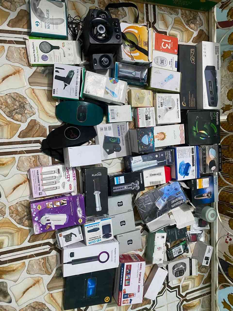 السلام عليكم 
حبايب شلعه ٥٠ قطعه حلوات ومرتبات وبيهن مبايل  وبيهن مضخمات ومينت حلاقه وخير وبركه الي مهتم ينطي سعر بحضه وبخته وب العافيه علي وهذه رقمي ***********
