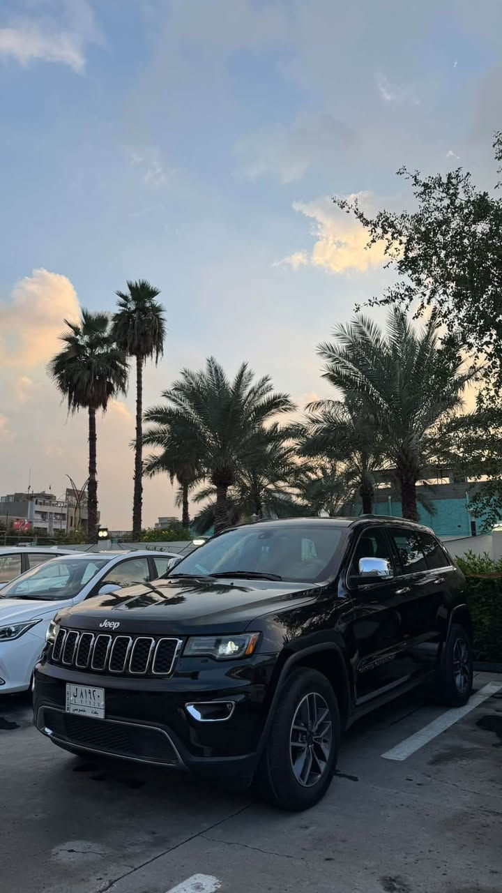 السلام عليكم 
جيب كراند شيروكي لمتد 2019  رقم بغداد باسمي للبيع 
كلين بدون حادث وبدون ايرباك 
بيهة بارد فقط وبالعراق 
ماشية 70 الف ميل 
مغلفة ppf بالكامل 
ومابيها اي نقص
تخم تاير جديد دسكات جديدة 
فريز جديد 
مغلف الكشنات لون مشمشي فوق الاصلي الاسود
بدون ازالة الاصلي (يعني تكدر توخرة)  
الجام عليه عاكس شمس مسموح مروريا 
بانوراما 
قطعتين تبريد
تدفئة تبريد كشنات امامية
 تدفئة كشنات خلفية 
تدفئة درگة
حساسات خلفية ورادار خلفي توقف ذاتي
سعر حلو اسال وشوف👇🏻
واتساب 
***********
