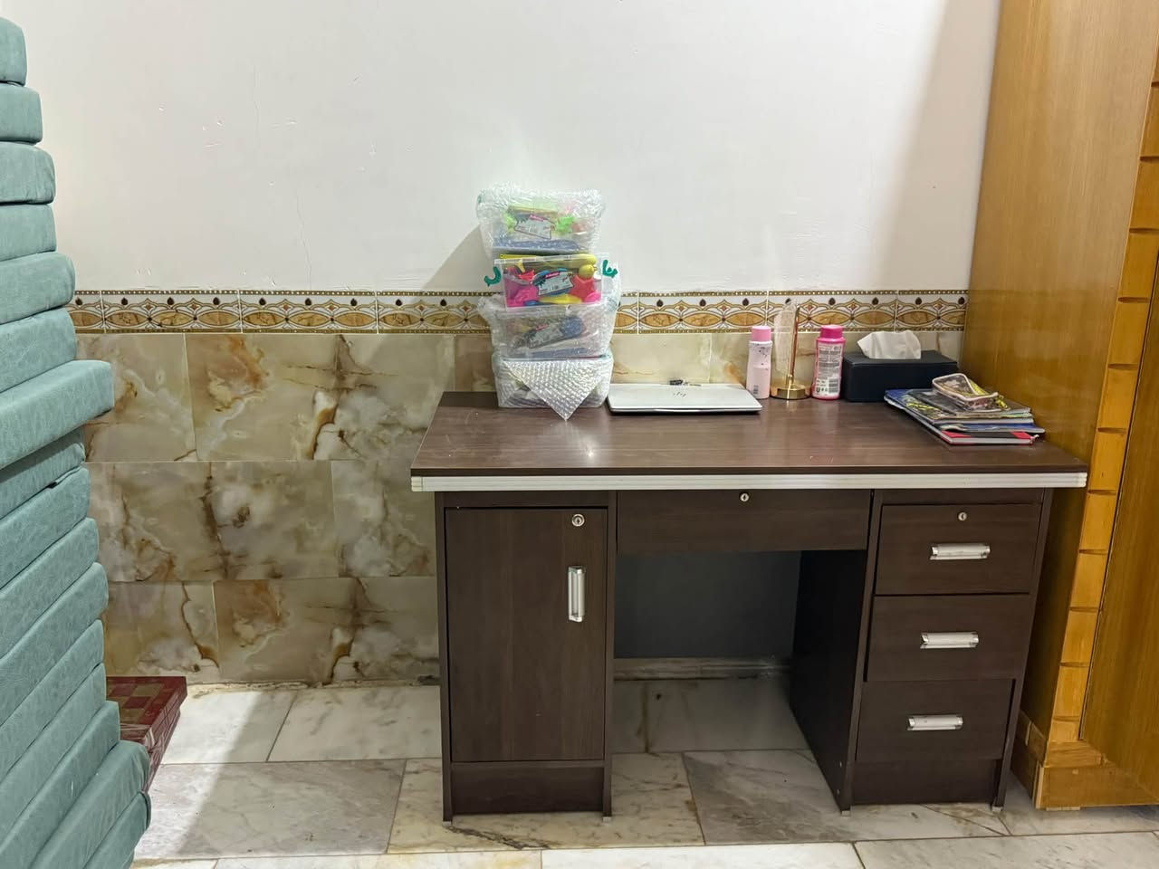 السلام عليكم 
 اغراض كوفي للبيع متكامله اشتخدام شهر واحد فقط لاتكسرون بالسعر للاستفسار اتصال على الرقم ***********
وبعد اكو هواي مامصوريهن برادات وسبالت وشاشات تلفزيو
