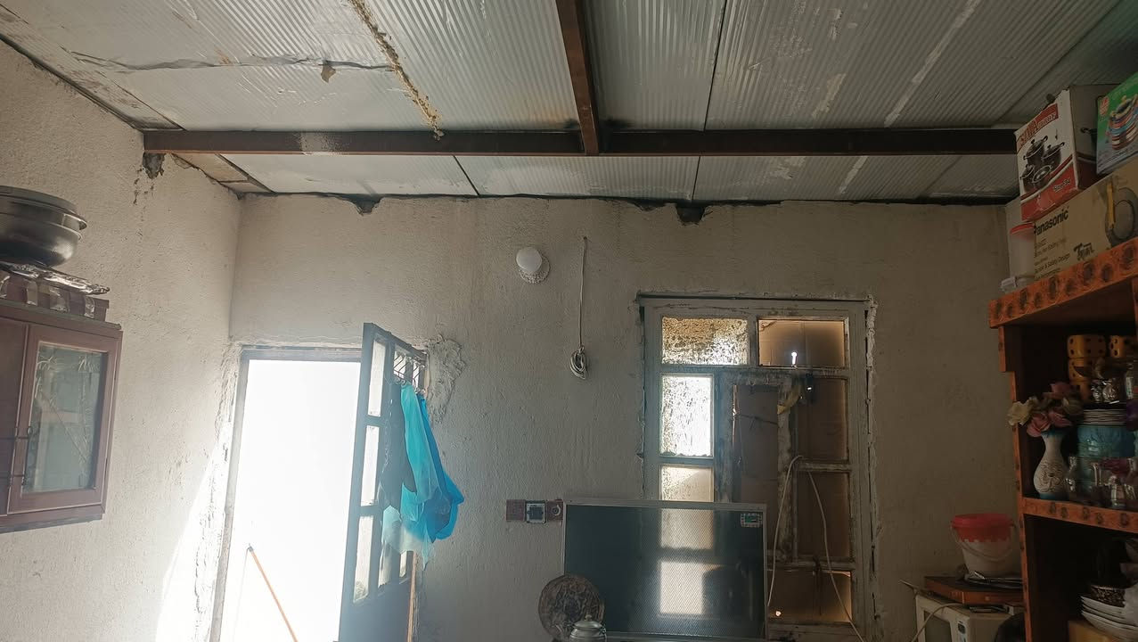 السلام عليكم بيت تجاوز لبيع بي وصل تطويب مساحه 240 متر بي 3غرف وصاله9امتار ومطبخ دوانيه عوزهه ضلع وتكمل حي الحسين مقابيل مطعم الحوراء السعر 19وبي مجال بيت نضيف السقف سندويج رقم الهاتف ***********
