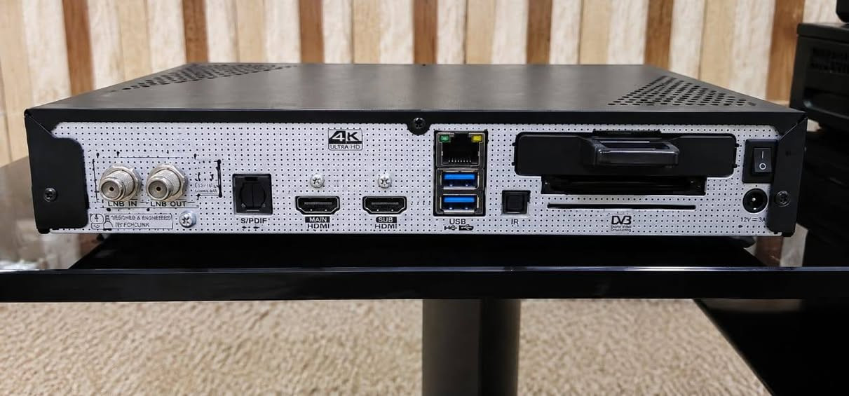 السلام عليكم ورحمة الله
Vu+Uno4kse
مع هار HDD سعة واحد تيرا
السعر 400 الف مكان التسليم بغداد الصدر سوق الحي هاتف
*********** الجهاز الغني عن التعريف Vu+Uno4kse
المواصفات
أعلى المتطلبات
يعمل جهاز VU+ UNO 4K SE بمعالج ARM ثنائي النواة بتردد 1700 ميجاهرتز (2 × 1700 ميجاهرتز). ويحتوي على ذاكرة تخزين فلاش بسعة 4 جيجابايت (eMMC) وذاكرة وصول عشوائي DDR بسعة 2 جيجابايت. وللاتصال بالشبكة، يوفر الجهاز منفذ Gigabit LAN ومنفذ USB 3.0. يدعم الجهاز ترميز HEVC/H.265، ويوفر تشغيل فيديو فائق الدقة (2160p) وتقنية HDR10/HLG. تتضمن اللوحة الأمامية شاشة TFT LCD مقاس 2.4 بوصة لعرض معلومات البرامج ("MiniTV") وزر تشغيل يعمل باللمس. كما يحتوي على منفذ HDMI 2.0 للإدخال والإخراج، مما يسمح بتوصيل الأجهزة الخارجية، على سبيل المثال.
الاستقبال والتخزين والتوسعة
صُمم جهاز الاستقبال للاستخدام مع موالف FBC (التقاط النطاق الكامل) قابل للتوصيل - مع إمكانية دعم DVB-S2/S2X أو DVB-C - بما يصل إلى ثمانية وحدات فك تشفير. يمكن تركيب قرص صلب داخلي SATA بحجم 2.5 بوصة (بارتفاع يصل إلى 10.5 مم) عبر إطار قابل للإزالة سهل التركيب - مثالي للاستخدام كمسجل فيديو رقمي شخصي (PVR) (وظيفة التسجيل/التأجيل الزمني). بالإضافة إلى ذلك، يتوفر منفذ CI، وقارئ بطاقات ذكية، ومخرج صوت بصري S/PDIF، وواجهة خدمة RS232.
البرمجيات والعمليات
يعمل الجهاز بنظام لينكس (المبني على Enigma2) ويتيح إضافة ملحقات، وتخصيص واجهة المستخدم، ودعم HbbTV، ووظائف متصفح WebKit. يُشيد المستخدمون بسرعة تبديل القنوات، وثبات الأداء، وجودة الصورة الممتازة بتقنية UHD وHDR. من عيوبه: عدم دمج بعض خدمات البث افتراضيًا، واحتوائه على منفذ CI واحد فقط. يُعتبر تشغيل الجهاز وتصفح قوائمه سلسًا، وهو مناسب للمبتدئين والمستخدمين ذوي الخبرة الذين يُقدّرون المرونة.
الميزات الرئيسية
أوقات تبديل سريعة للغاية
شاشة TFT LCD مقاس 2.4 بوصة - تلفزيون صغير
متصفح ويب كيت
تحويل ترميز عالي الدقة
HbbTV
مخرج HDMI 2.0
مدخل HDMI 2.0
شبكة محلية جيجابت
فتحة واحدة للموالف، على سبيل المثال موالف DVB-S2 / DVB-C لالتقاط النطاق الكامل (FBC).
فتحات محركات أقراص قابلة للإزالة تعمل بتقنية التوصيل والتشغيل لمحركات الأقراص الصلبة SATA مقاس 2.5 بوصة (بحد أقصى ارتفاع لمحرك الأقراص الصلبة 10.5 مم)
USB 3.0
معالج ARM (2x 1700 ميجاهرتز)
ذاكرة فلاش eMMC
فك تشفير الفيديو HEVC / H.265
مصدر طاقة خارجي 12 فولت
نطاق التسليم
جهاز استقبال VU+ Uno 4K SE UHD واحد
جهاز تحكم عن بعد واحد
دليل استخدام سريع واحد (ألماني / إنجليزي)
جهاز استقبال الأشعة تحت الحمراء خارجي واحد
كابل HDMI واحد
بطاريتان AA
مصدر طاقة واحد (110-240 فولت / 12 فولت)
