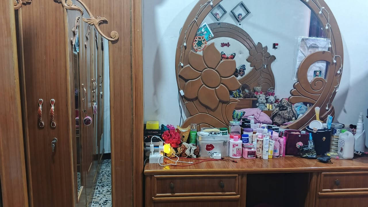 غرفة اخشاب جديدة استعمال قليل نوع الخشب صاج الاصلي  السعر 1250 وبيهة مجال للاستفسار
***********
