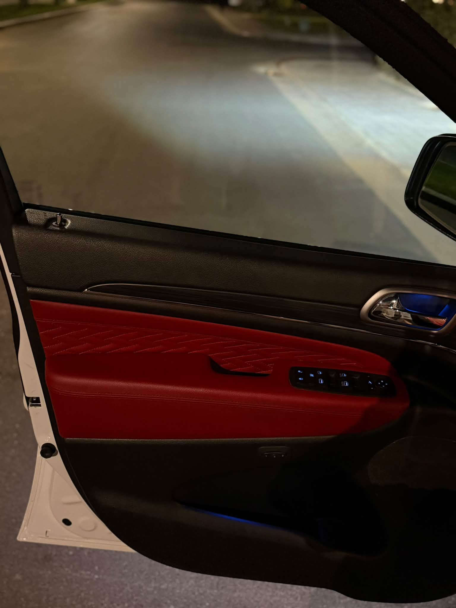 JeeP S 2022 ام الرادار وكالة هارلم
العداد : 49.000
المحرك : V6.  3.6L 
المواصفات :
سقف بانوراما .
شاشه كبيرة .
كاميرا خلفية دوارة .
بصمة - تشغيل عن بعد .
الصندوق الخلفي كهربائي .
المقاعدالأمامية كهربائي-خزن ميموري.
المقاعد الأمامية تدفئة .
مقود السائق هيتر .
رادار 360درجة .
حساسات 360درجة .
وبعد هوايي مواصفات مامذكورة...

ملاحظة : سيارة كفالة عامة جديدة
المكان اربيل
للاسفسار :
***********
***********
