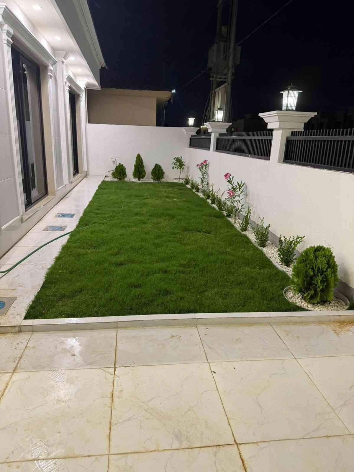 وه ستاي حه ديقه بؤ ديزاني كردني حه ديقه خاوين كردنه وه ي ده رمان كردني حه ديقه جاكردني هه موو جؤره دارودرختيك  واتساب فايبر ***********🤙☎️🪏 أربيل, العراق

نص مكتوب في الصور:
- وه ستا كاروان بو ديزاين کردنی حه ديقه و خاوێن کردنه وه ی مه زرعه عه و چاکردنی هه موو جوره دره ختیک ***********