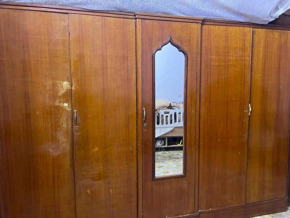 السلام عليكم غرفة أخشاب  صاج خمسه أبواب مع زاويه ملابس مع ميز مرايه مع جرباينضافه ٧٠ بلمية للبيع السعر ٤٥٠ لاتصال بلرقم***********
