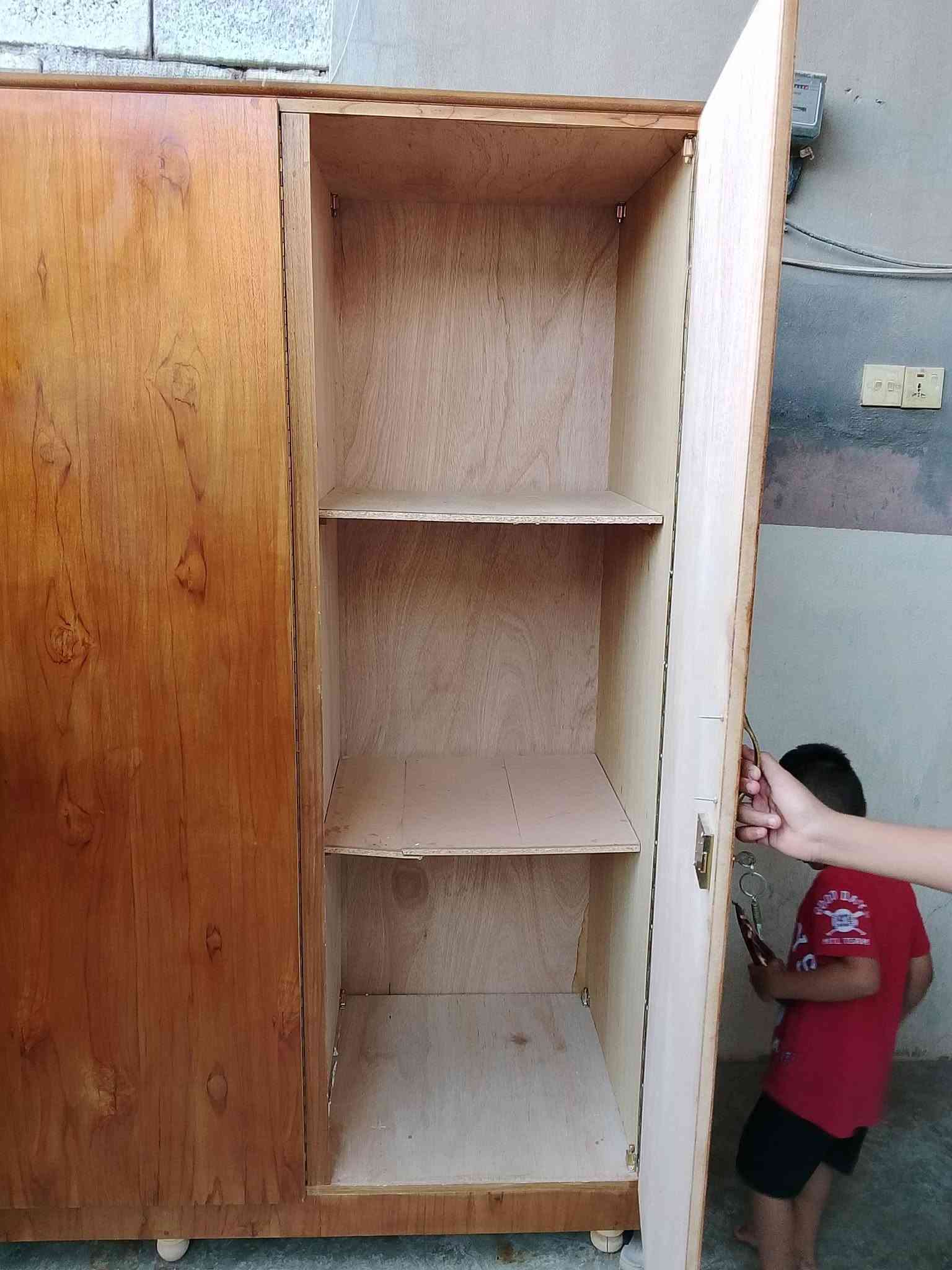 السلام عليكم اخوان هذا كنتور طباخ مع الميز للبيع سعر الطباخ 50 سعر الكنتور 150 الحلال نظيف الشراي يتواصل على الواتساب ***********
