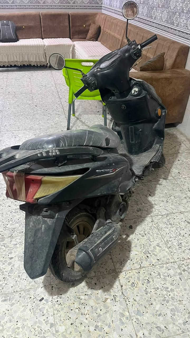 دراجة سكنس صيني  شوفة عينك
شلعة قوية محرك ما مفتوح سلف و هندر كهربائيات شغالة 
السعر 150 و بيهه مجال قليل حگ الجية مكاني حلة شارع 80 للتواصل خاص او على الرقم
***********

