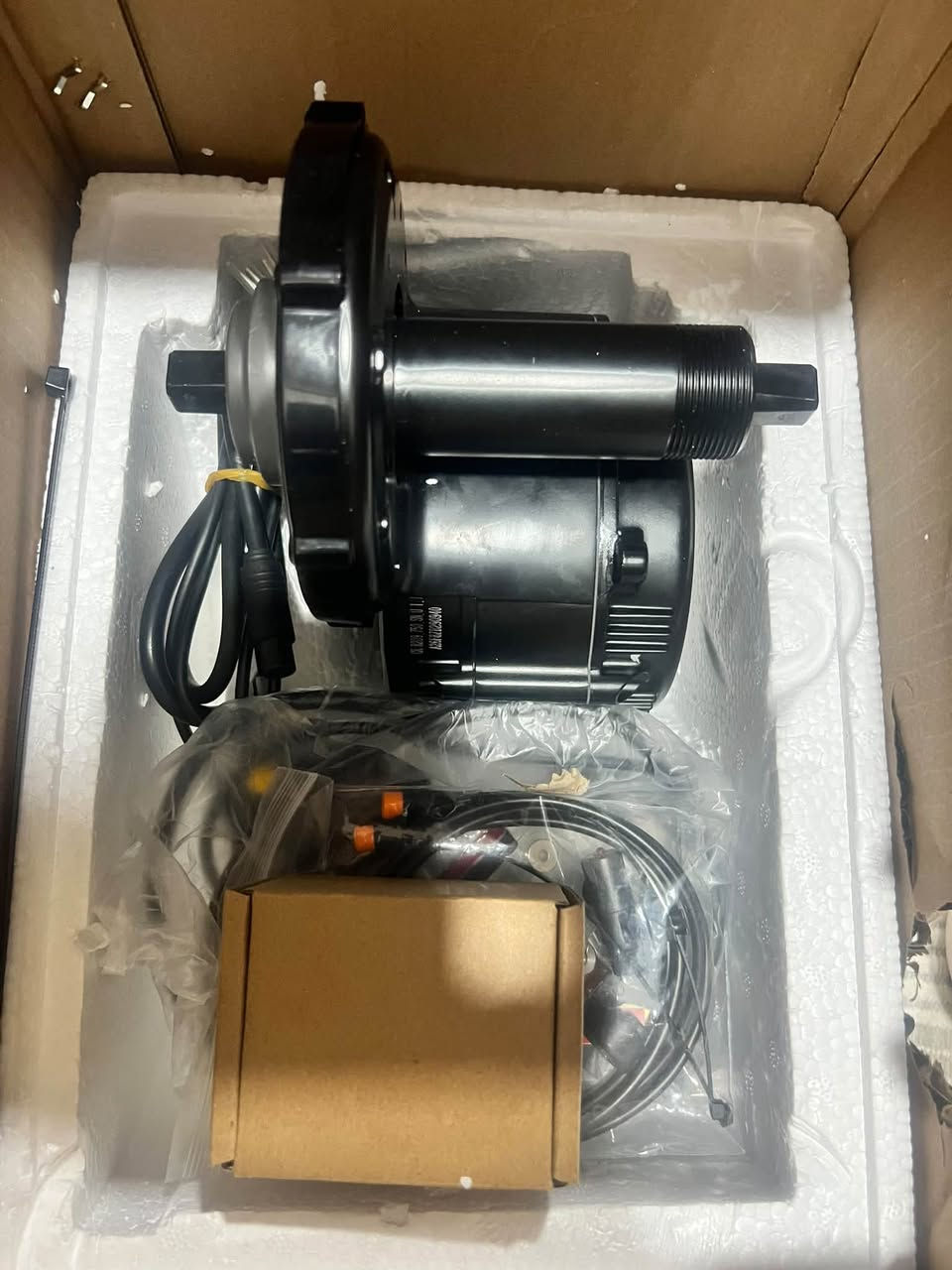 :✨ طقم محرك بافانج وسطي (BAFANG Mid-Drive) بقوة 250 واط - جديد زيرو ✨السلام عليكم شباب، متوفر عندي أرقى نظام تعديل للدراجات الكهربائية عالمياً، محرك وسطي (Mid-Drive) من شركة BAFANG الأصلية. الطقم جديد تماماً (زيرو) ولم يركب على دراجة من قبل.📋  يركب مكان الدواسات (السنتر)، يعطيك أفضل توزيع وزن وثبات للدراجة  القوة: 250 واط (اقتصادي جداً في استهلاك البطارية، ومطابق للمواصفات القانونية) .الملحقات المرفقة: العقل (مدمج)، الضفيرة الكاملة، هندل السرعة (الخانق)، وحساس السرعة، والشاشة الذكية مع كامل ملحقات التركيب والبراغي 🌟 مميزات المحرك الوسطي 250 واط:جديد زيرو: تأخذه وأنت مطمئن كفالة ونظافة 100%.توفير هائل بالطاقة: يمشيك مسافات طويلة جداً بالبطارية لأنه يركز على مساعدة الدواسات وعزم التروس.تشغيل ناعم وصامت تماماً بدون أي صوت أو اهتزاز.📍 المكان: السليمانية : للتواصل والاستفسار يرجى إرسال رسالة على الخاص أو الاتصال على الرقم: (***********)
