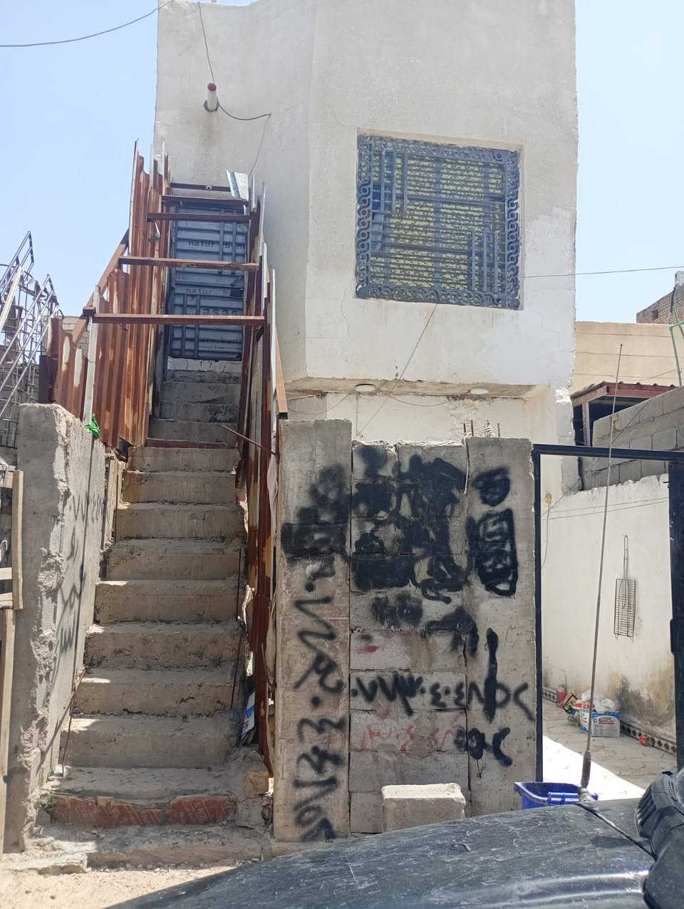 سلام عليكم عندي بيت طابو صرف للايجار بدور الشرطه البيت بضهر شارع العام يتكون من غرفه نوم كبيرة ومطبخ وصحيات داخليه وصاله كلش جبيرة سعره يجاره 300 قفل البيت قرب المعارض شارع ستين للاستفسار الاتصال على رقم *********** البصرة, العراق
