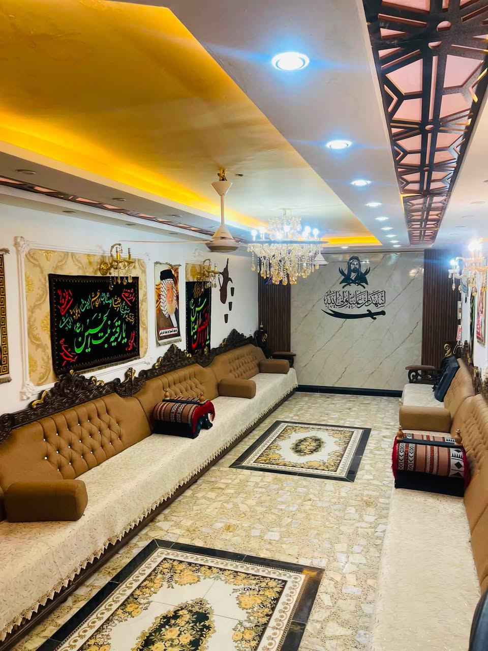 بيت للبيع الشعله شارع 60 مقابل المنتزه  قرب جامع الحق
المساحه 160 متر 
الواجهه 8 متر نزال 20 م 
طابقين.
يحتوي على الطابق الاول 
كراج + صحيات 
استقبال كبير 11 متر تقريبا 
صاله 6 متر 
هول حولي مع مجمع صحيات 
غرفه منام 
مطبخ  حار بارد 
الطابق الثاني  
غرفه 6 متر 
غرفه 6 متر 
غرفه 4 م 
مع صحيات  كامله 
شارع مقابل المنتزه   قطاع 12 باقي التفاصيل الاتصال على الرقم *********** 
غير متواجد ع فيس@
