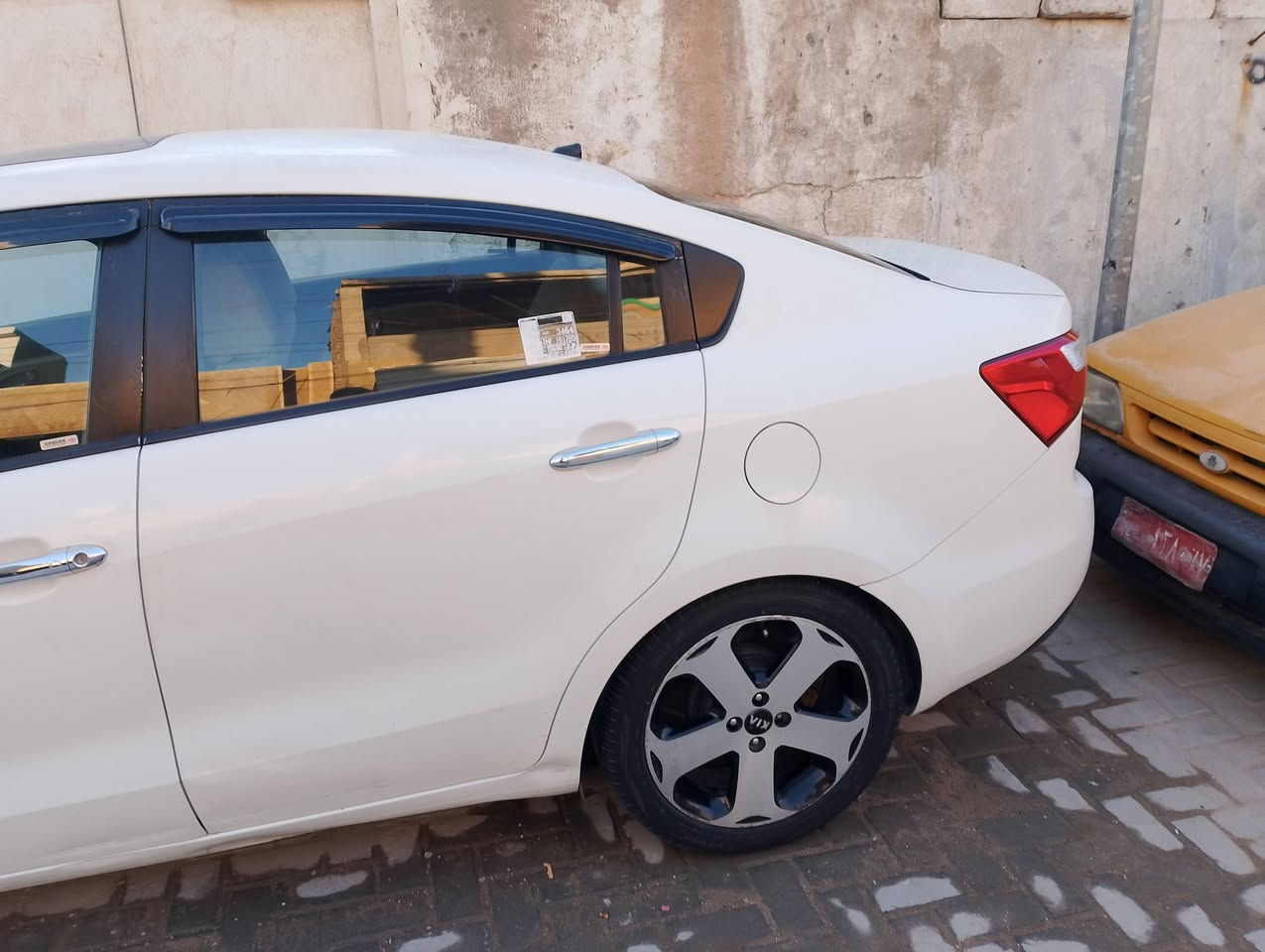 سياره للبيع كيه ريو موديل 13 خليجي محرك الف وستميه مكفوله السعر 92 وبيها مجال ***********
