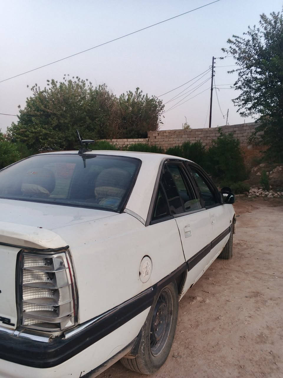 السلام عليكم اوميكا موديل 91سنويه تنتهي لو2030 كاربون بانزين كير شرط و محرك بي صرف السعر 15و بيه مجال***********والتواصل عل رقم
