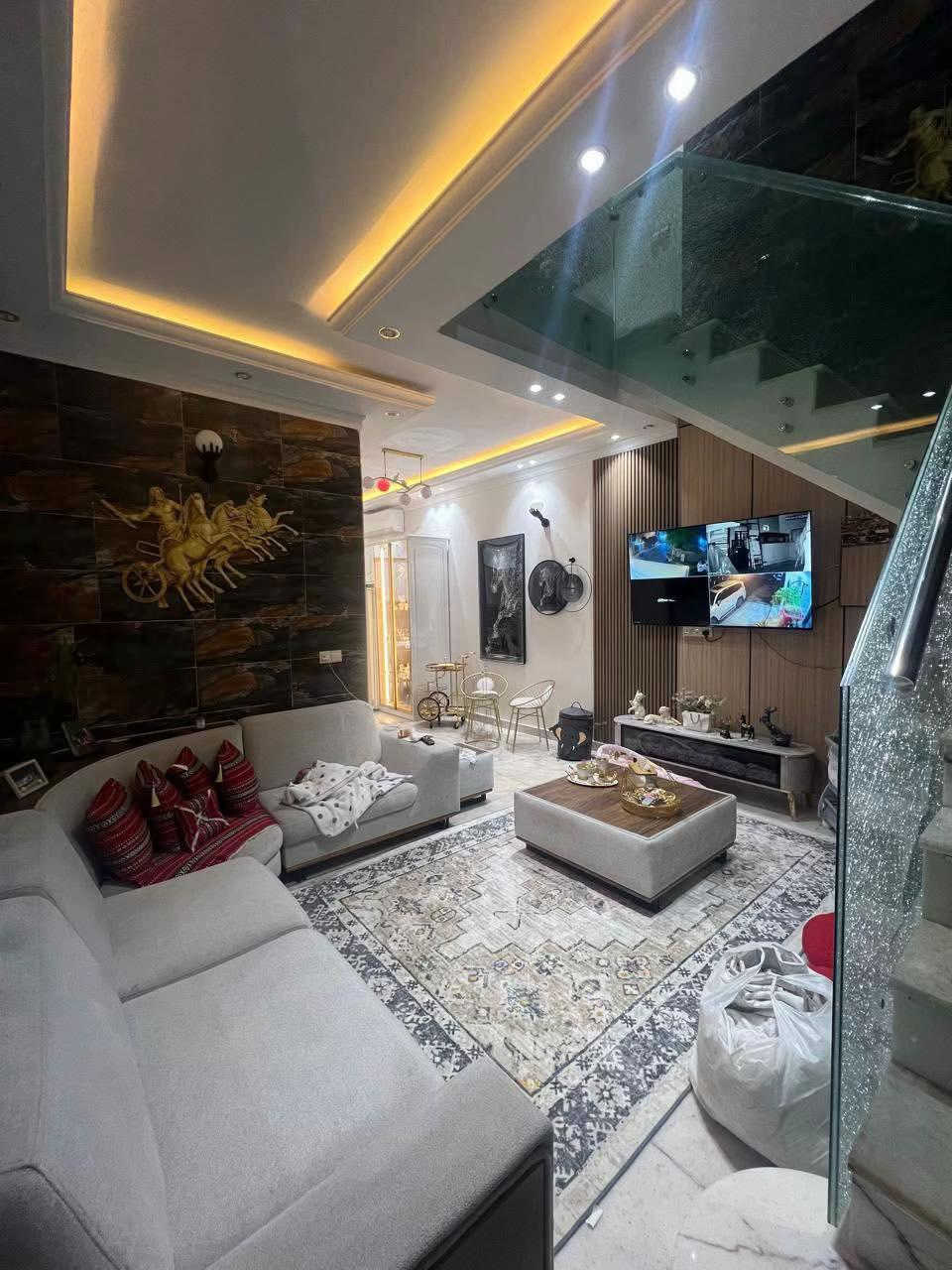 📍 زيونة – محلة 716 | موقع هادئ و دار حديث بناء درجة أولى + مؤثث بالكامل  ✨ المواصفات: * 3 طوابق بتصميم حديث وراقي * 🛋️ أثاث مودرن كامل داخل الدار * مساحة 80م * واجهة 5م | 📏 نزال 16م * مدخلين مستقلين 🧩 التوزيع الداخلي: * صالة واسعة ومريحة * مطبخ حديث * 3 غرف نوم * منور إنارة طبيعية * صحيات كاملة *********** محمد الشمري للعقار#عقار #عقارات #زيونه #عقارات_بغداد #explorer 
