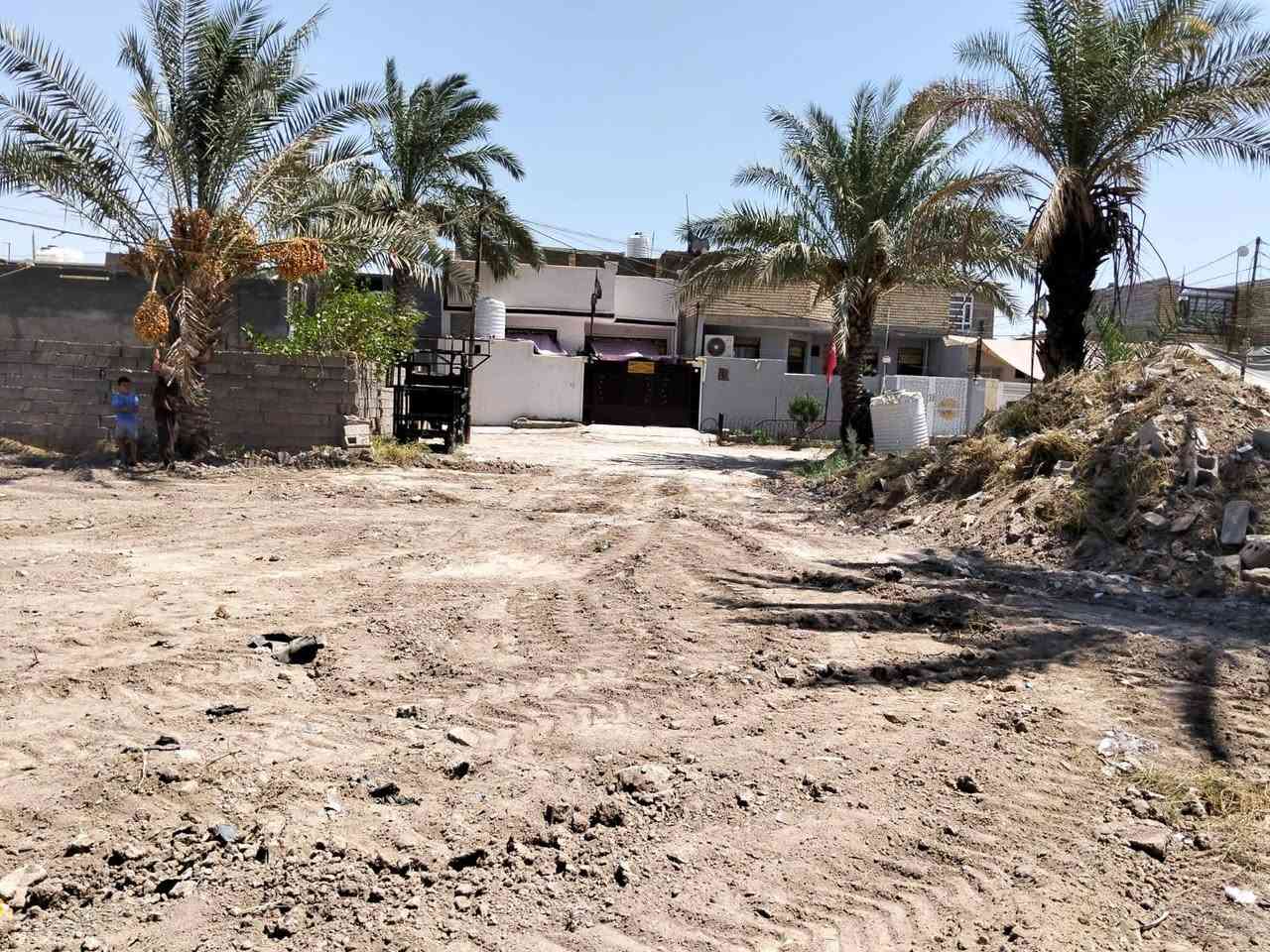 السلام عليكم قطعه ارض للبيع زراعي مساحه 450متر كامله خدمات بيهاا مجاري مي كهرباء تبليط واجهيه 12 وبيهاا باب خلفي واجهيته متر ونص حي كامل مبني يمهاا مكانها حي المعامره مقابيل حي الجزائر للاستفسار ***********
