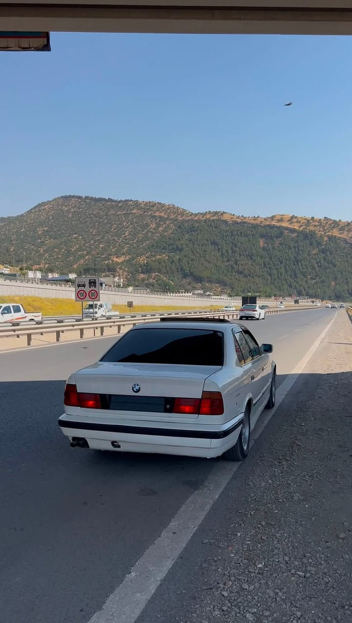 بەناوی خوای گەرە bmwبۆ فرۆشتن مۆدیل 1991 سەیارەکە زۆر پاکە بێ دەحمە بێ سبوخە سلایتە جوار جام کارەبای ئاوێنە کارەبای تەحدیل سورحە گێر تۆماتیک سەیارەکە زکر زۆر پاکە مەکینە فەلە مەکینە ٥٣٠ یە بەناو کردنو وەکالە بە شەرت سەحریشی ٤٠ وەرەقوە مەجال ٥ وەرەقە خرامەی لەسەرە دوای مەحمەلە دەی کێریەوە رەقەم مۆبایل***********تەنها فایبەر جوان دەدەمەوە
