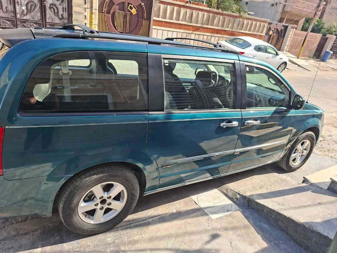 السلام عليكم دوج كرفان ٢٠٠٩ سياره جاهزه عده المكينه بيها خيط تبخير السعر 100 وبيها مجال قليل مكاني الشعب حي التجار *********** ما متواجد ع فيس واتساب واتصال فقط السياره بيه باب اسلايت مصبوغ والجاملغ الخلفي بي بارد
