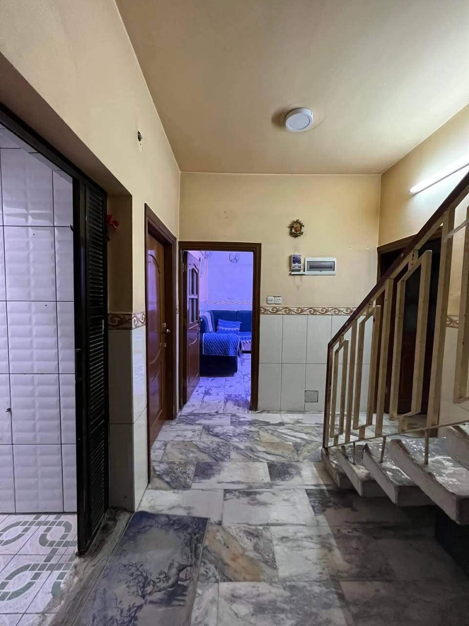 🏘️دار رگــــــن على ساحة للأيجــــــــار 
فـٓــــي حـــــــي الطيـــــــارة قـــــٰـرب آســـــواق مريومــــة
________________
المساحــــــة // 150م رگـــــــن 
الواجهـــــــــة // 8م
النــــــــــــزال // 18.8م
________________
🧱#الطابــــــــــــــق #الأرضـــــــــــــي
غـــــــــرفة وصالــــــــــة وهـــــــــــــول ومطــــــــــبخ ومجمــــــــــع صحــــــــيات وگـــــــــراج ومنــــــــور دور ...
🧱#الطابــــــــــــــق #الثانــــــــــــــــي 
غرفتـــــــــــين وهـــــــــــــول ...
_______________
للأستفســـــــار الاتصال ***********
