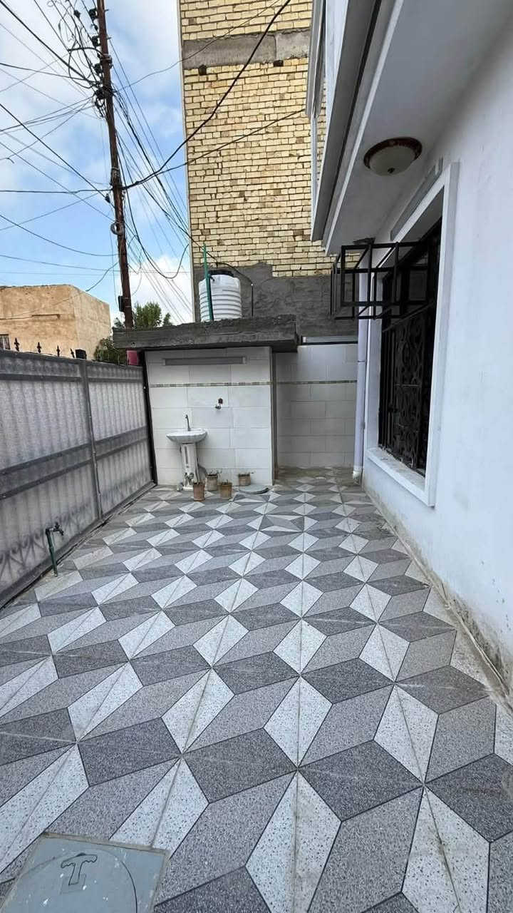 دار للبيع . المساحه 150متر
( طابو ملك صرف سكني) 

طابق واحد يحتوي على 
استقبال ومطبخ 
غرفتين نوم 
وصحيات متكامله 

  📍📍الموقع في منطقة الانتصار 
بغداد
طريق الشعب الحسينية الراشدية 
للاستفسار ***********
