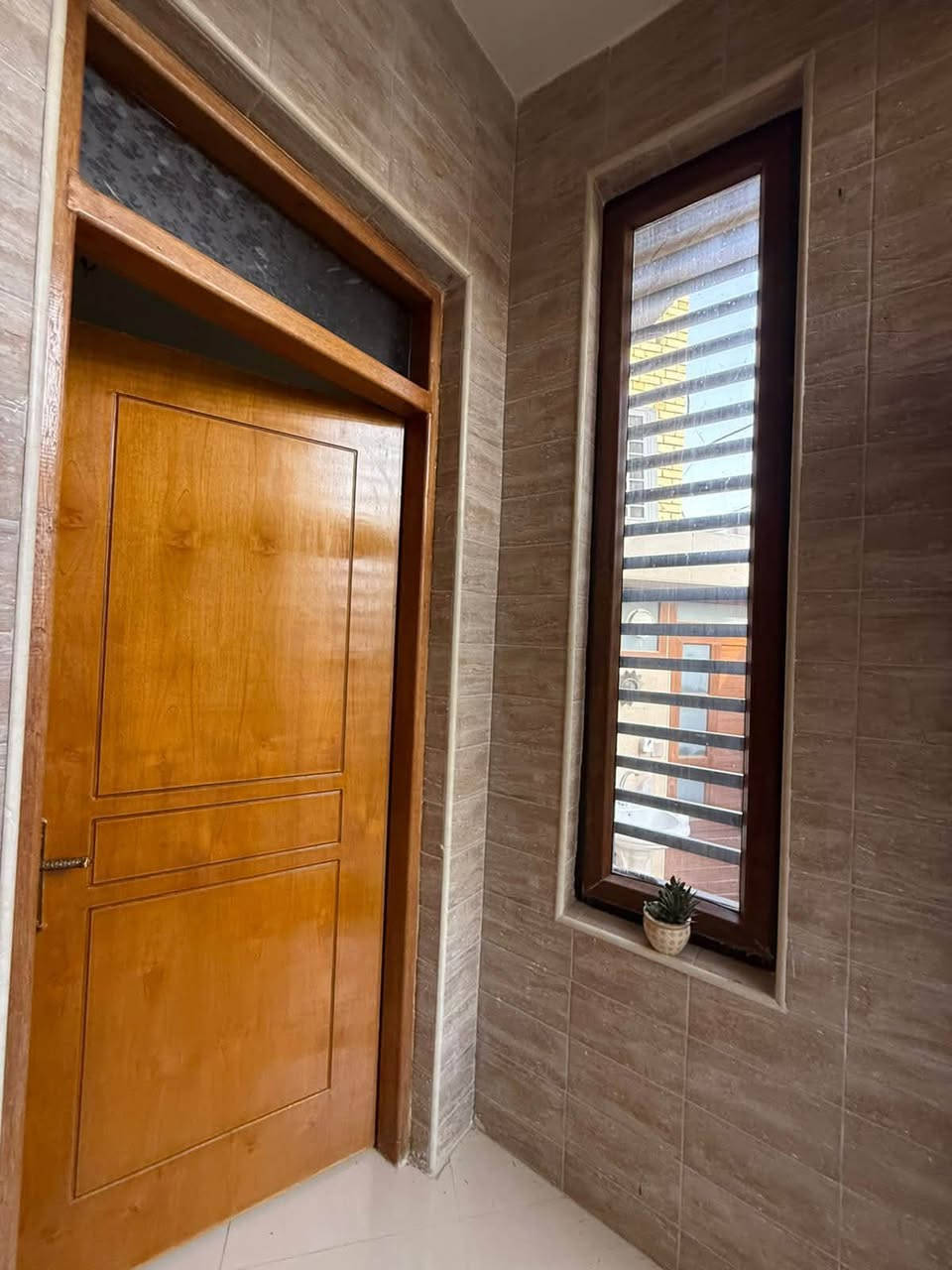 #دار_للــبـيــع 🏠 ام الخيل الرابعة مطلوب اسكان 46 مليون ​📣 دار للبيع (طابو صرف)
​المواصفات الأساسية:
​المساحة: 150متر مربع.
​عدد الطوابق: طابقين (بناء كونكريت مسلح).🏗️ 
​التفاصيل والتقسيم الداخلي:
الواجهة ٧ ونص  النزال 20 ↔️ 
​الطابق الأول:
​
​غرفة استقبال كبيرة.
​صالة + مطبخ.  ♨️ 
​غرف نوم (عدد 2).
​مناور.
​مجموعات صحية (داخلية وخارجية).🛁 
​الطابق الثاني:
​صالة واسعة.
​مع حمام
——————————————-
#متابعة_الصفحة
#نستقبل_جميع_عروضكم
———————————————————
🔺#للاستفسار الاتصال ع الارقام
 حسن *********** 📲  
واتساب *********** 📲  
 ارشد ***********📲 
—————————————————————
او زيارة مكتبنا متواجدين 3 الظهر إلى 8 مساء 
🔺مكتب دره المشرق للاستثمار والتطوير العقاري 
🔺العنوان:-حي الجزائر الشارع العام قرب مأكولات تشرين
ومجاور شركة زاد اهل الخير للسفر والسياحة
