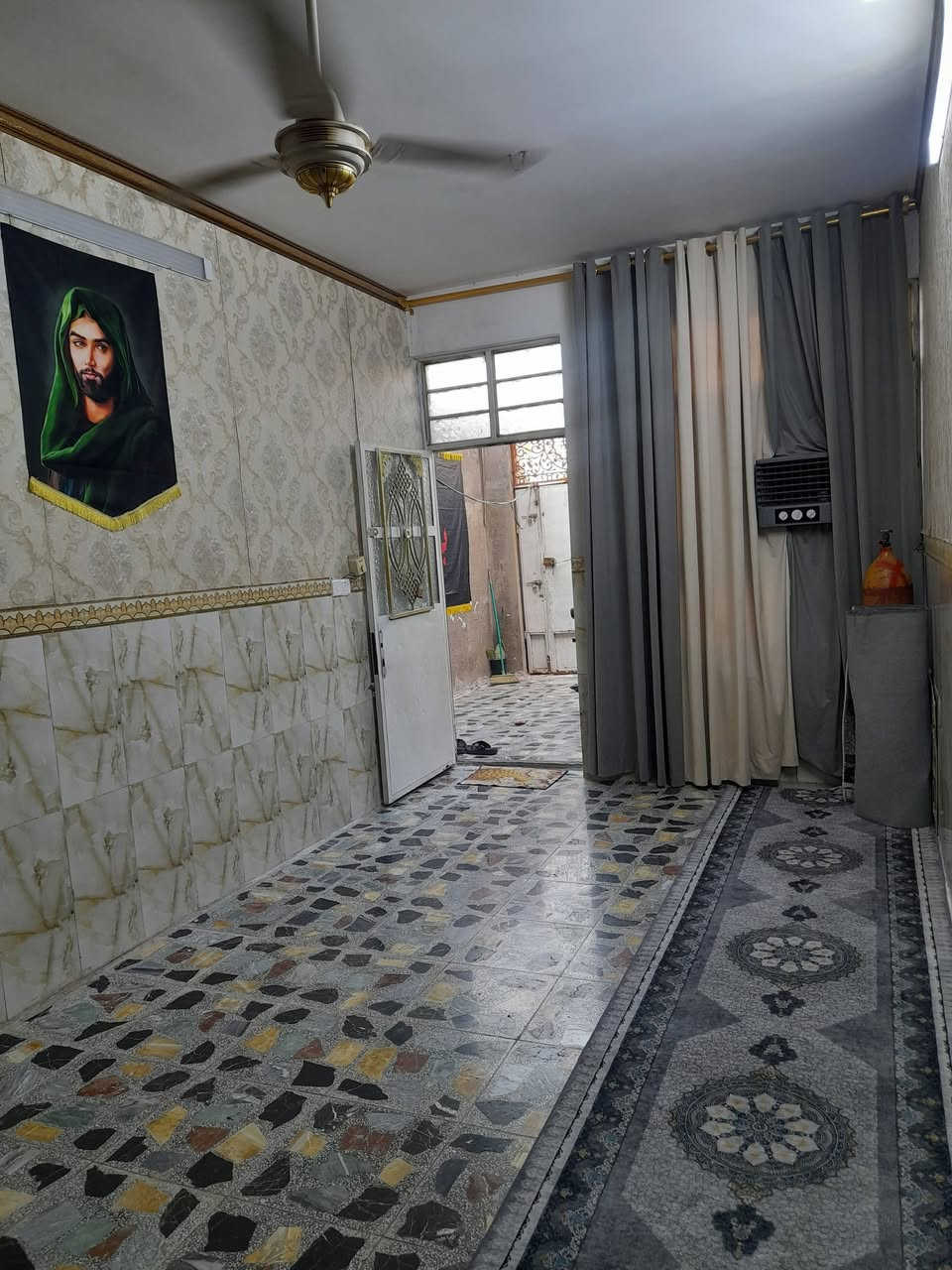 دار سكن للبيع – بغداد / الحميدية
📍 الموقع: شارع الطاقة، مقابل مدرسة مزايا.
🔹 المساحة: 100 متر.
🔹 بناء طابوق كامل وصب مسلح.
🔹 الطابق الأرضي: حوش، استقبال، مدخل جانبي (ممر)، صالة مع مطبخ، حمام، منور، وغرفة نوم كبيرة.
🔹 الطابق الأول: غرفة، صالة، حمام، وسطح.
🔹 الأرضيات كاشي وسيراميك نظيفة، والدار جاهزة للسكن.
🔹 جميع الخدمات متوفرة: ماء، مجاري، كهرباء، وشوارع مبلطة.
💰 السعر: 60 مليون دينار عراقي، قابل للتفاوض بالمعقول بعد المعاينة.
📞 للاستفسار والمعاينة:
***********
